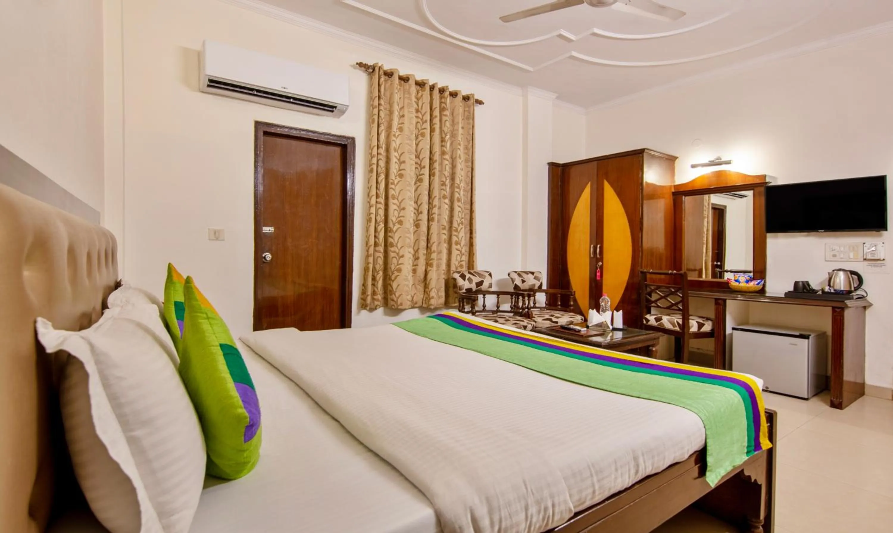 Bedroom, Bed in Treebo Paras International