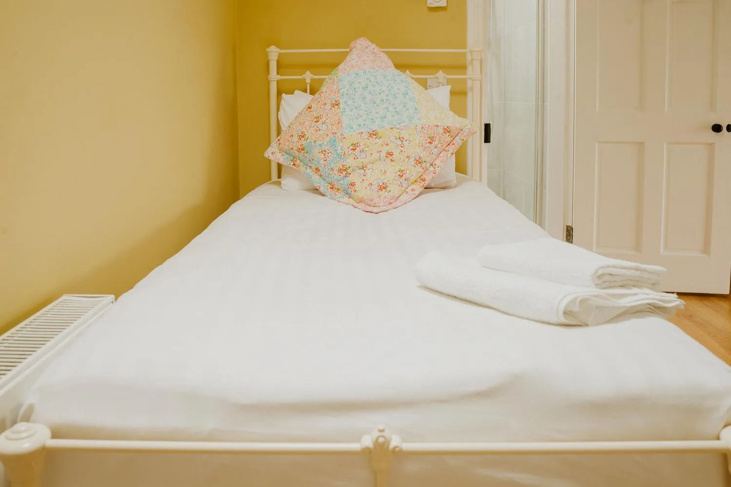 Bed in Abbeyview House B&B and Glamping