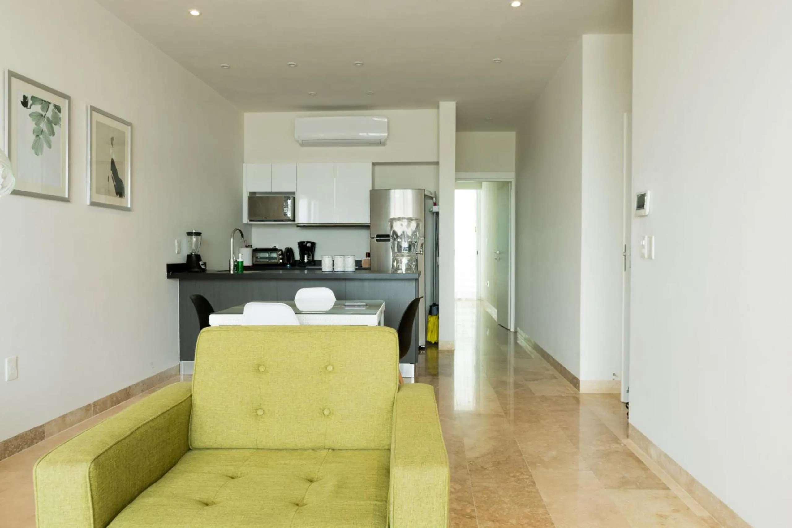 Communal lounge/ TV room in Tropic Playa Apartments