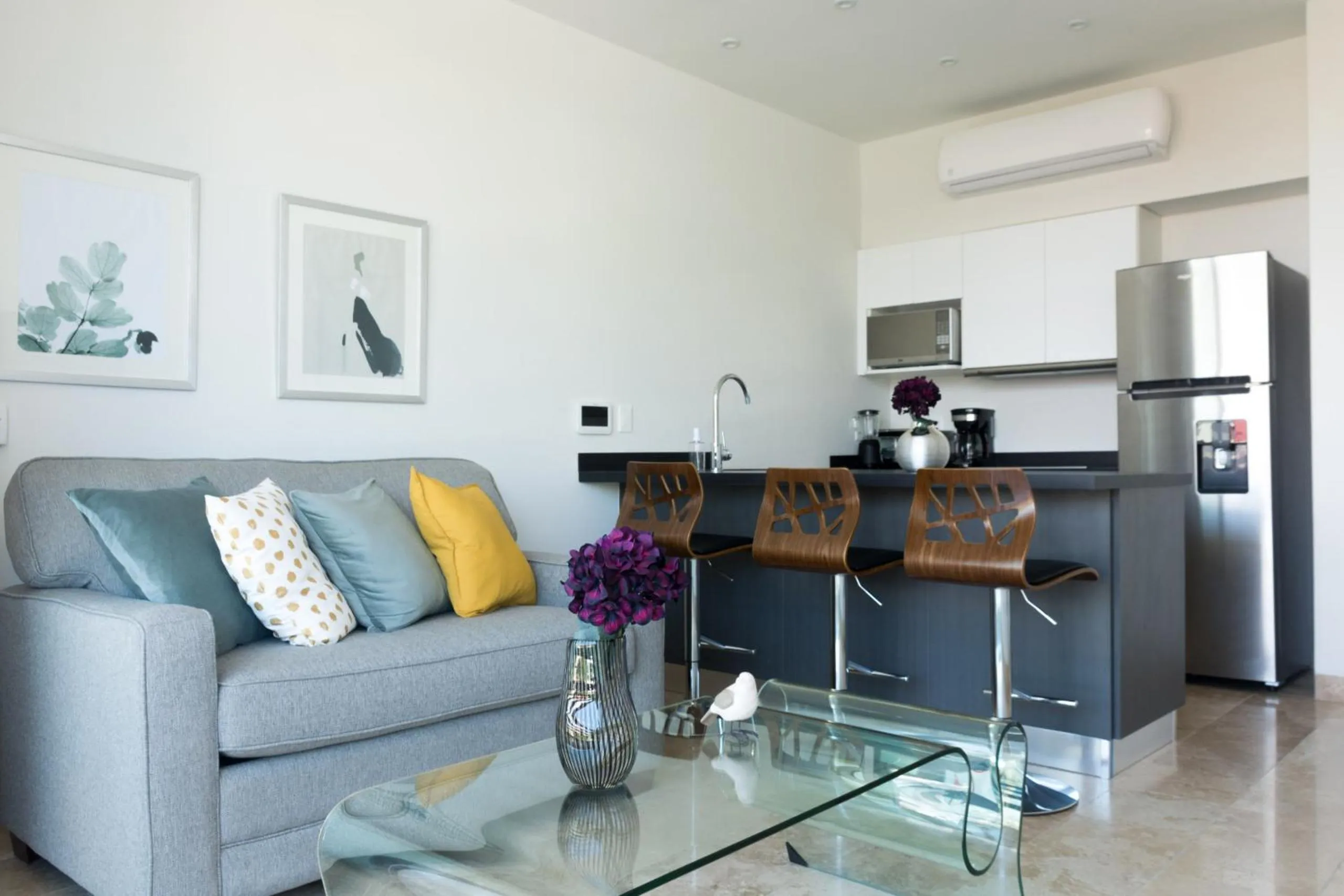 Communal lounge/ TV room in Tropic Playa Apartments