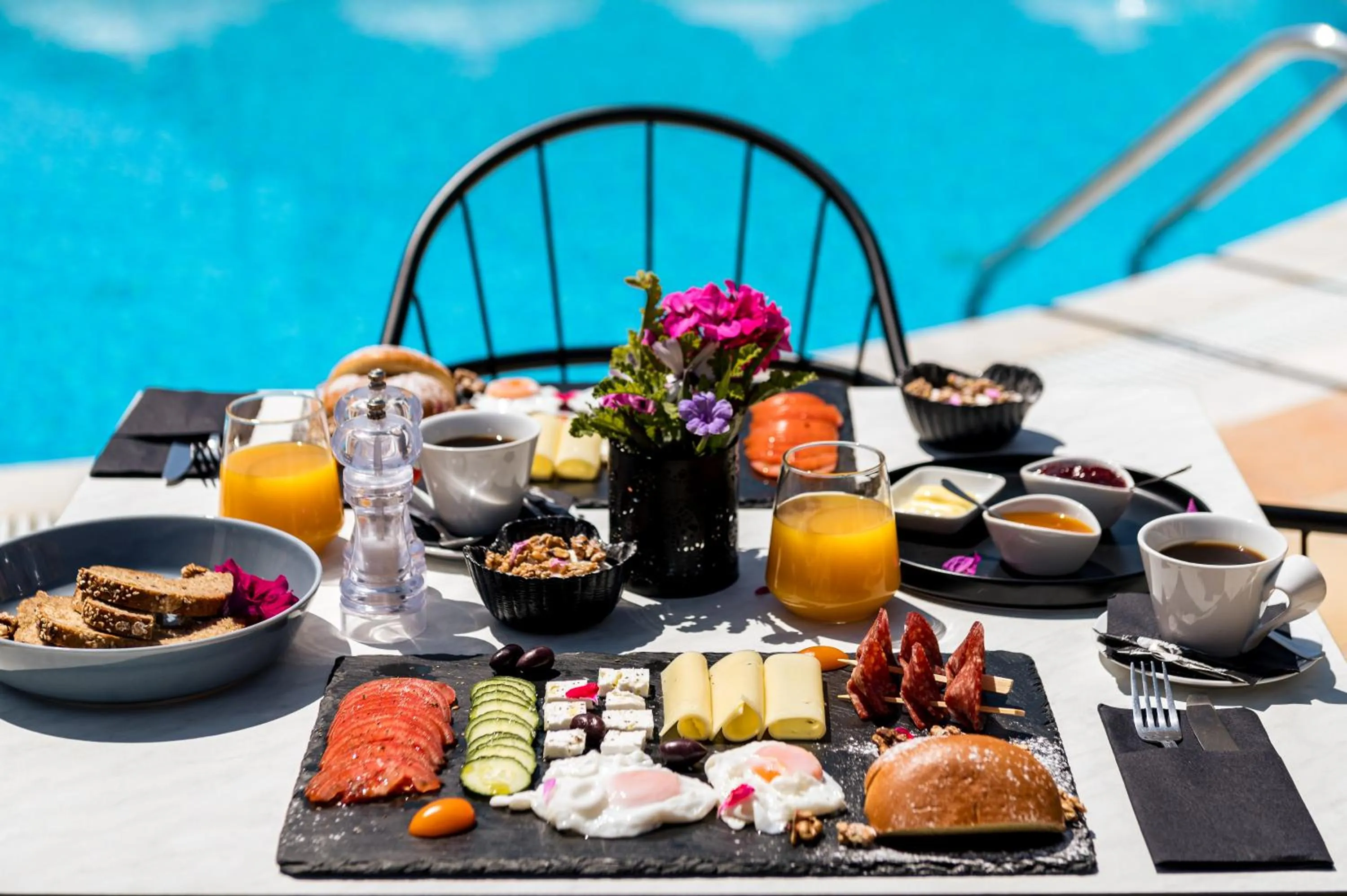 Restaurant/places to eat in Metaxa Apartments