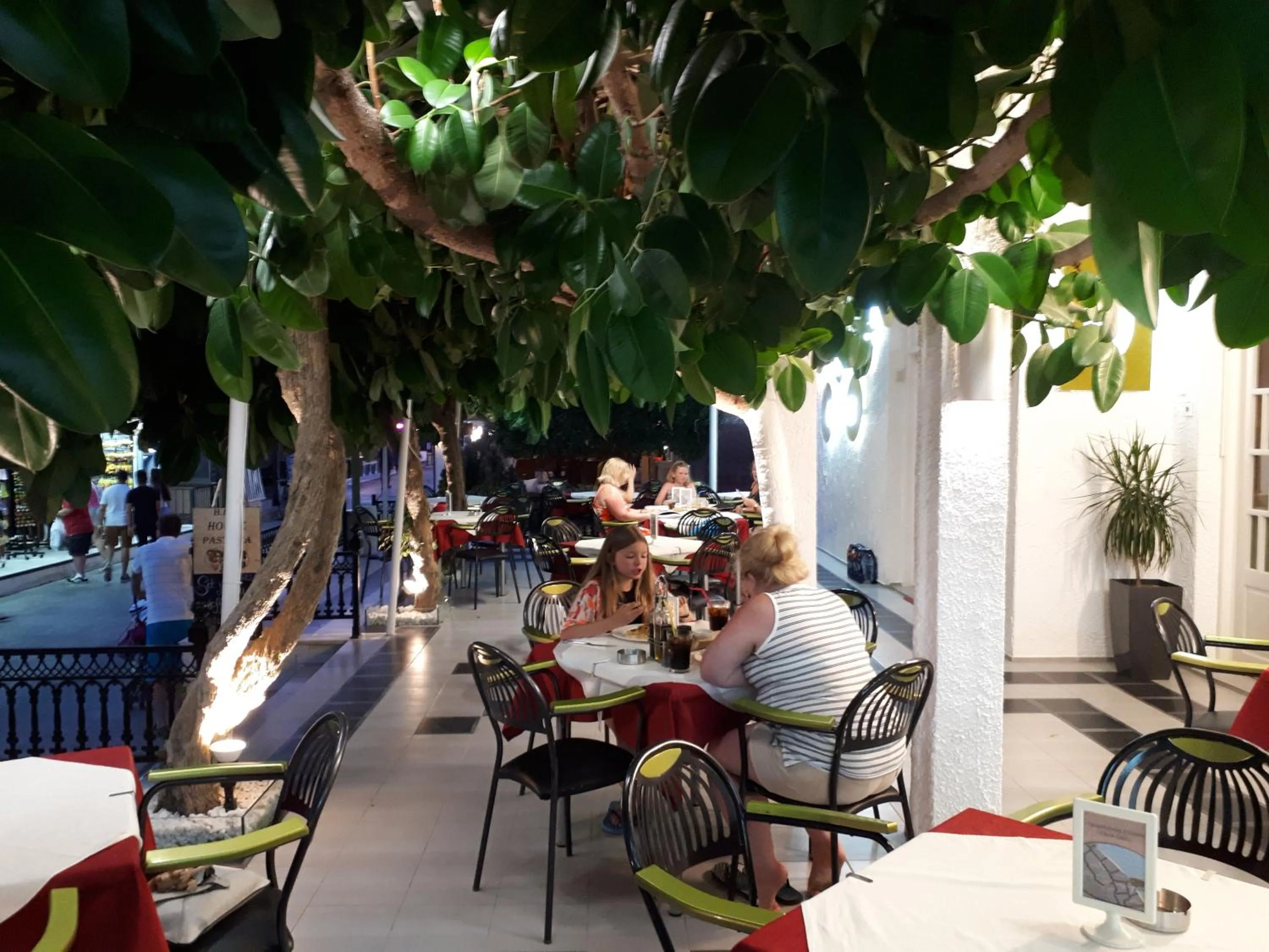 Restaurant/places to eat in Metaxa Apartments