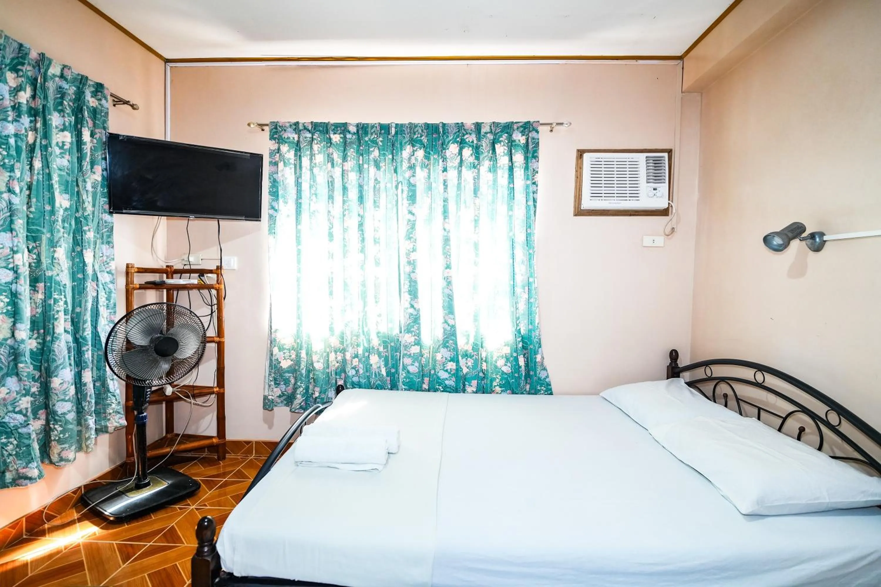 Bedroom, Bed in Gracias Inn Boracay