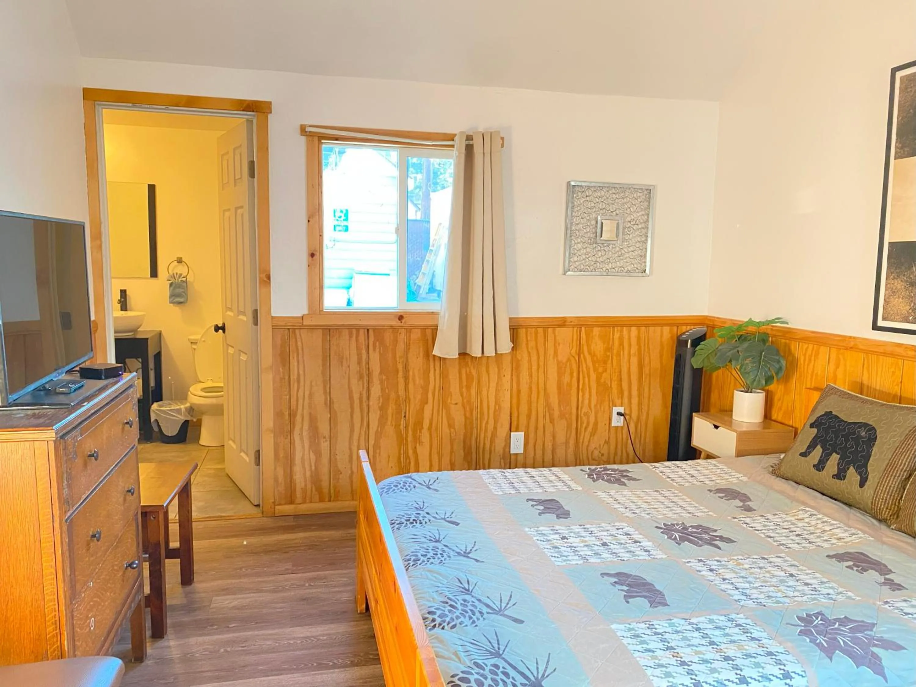 Bedroom, Bed in Blue Horizon Lodge