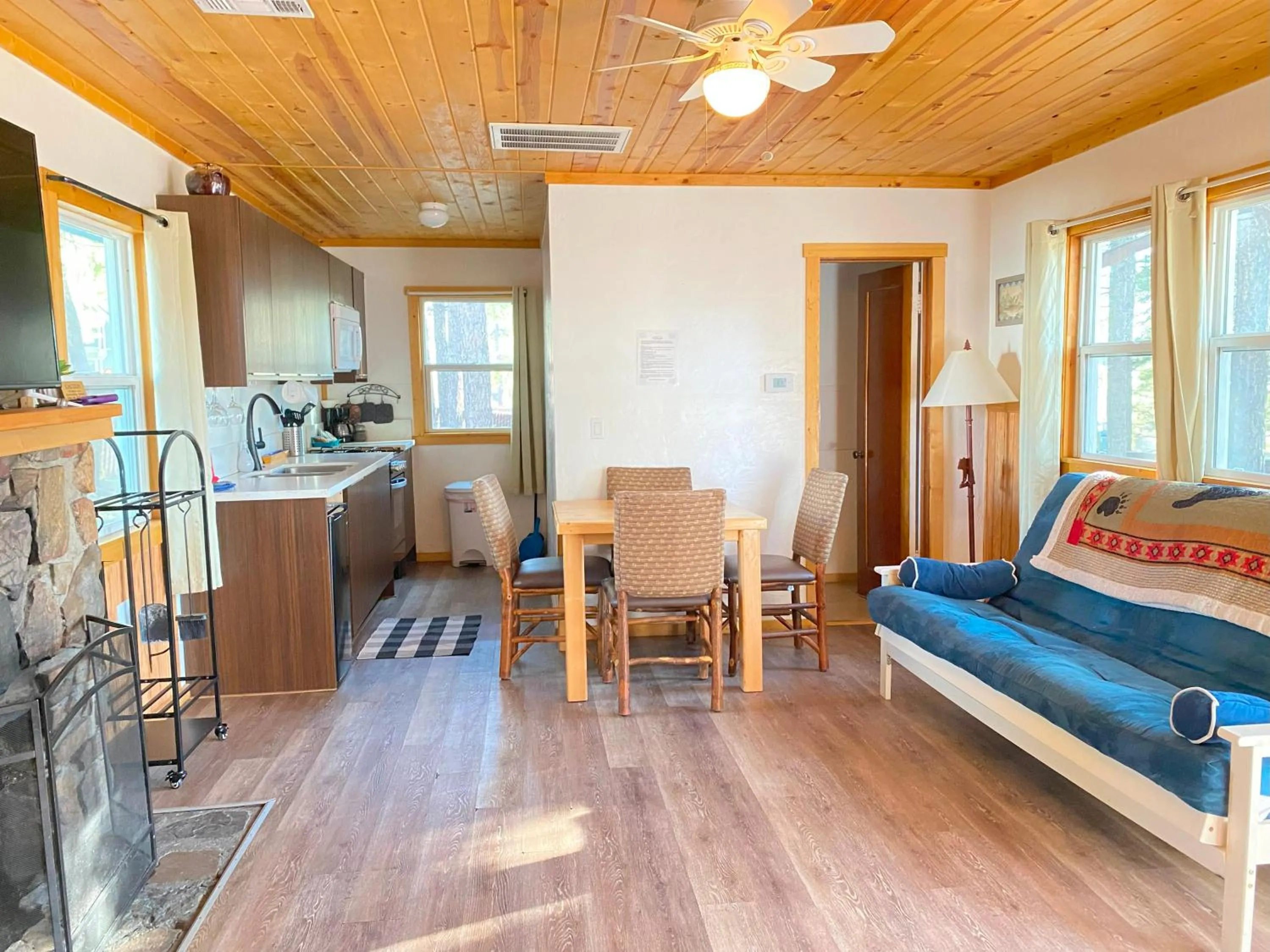 Kitchen or kitchenette, Bed in Blue Horizon Lodge