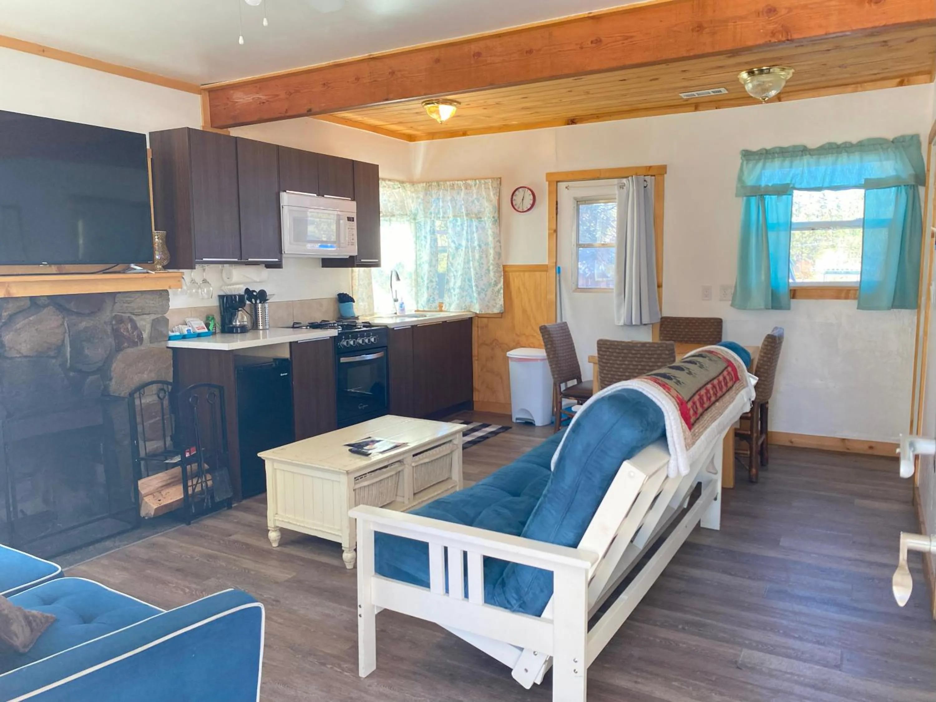 Kitchen or kitchenette in Blue Horizon Lodge