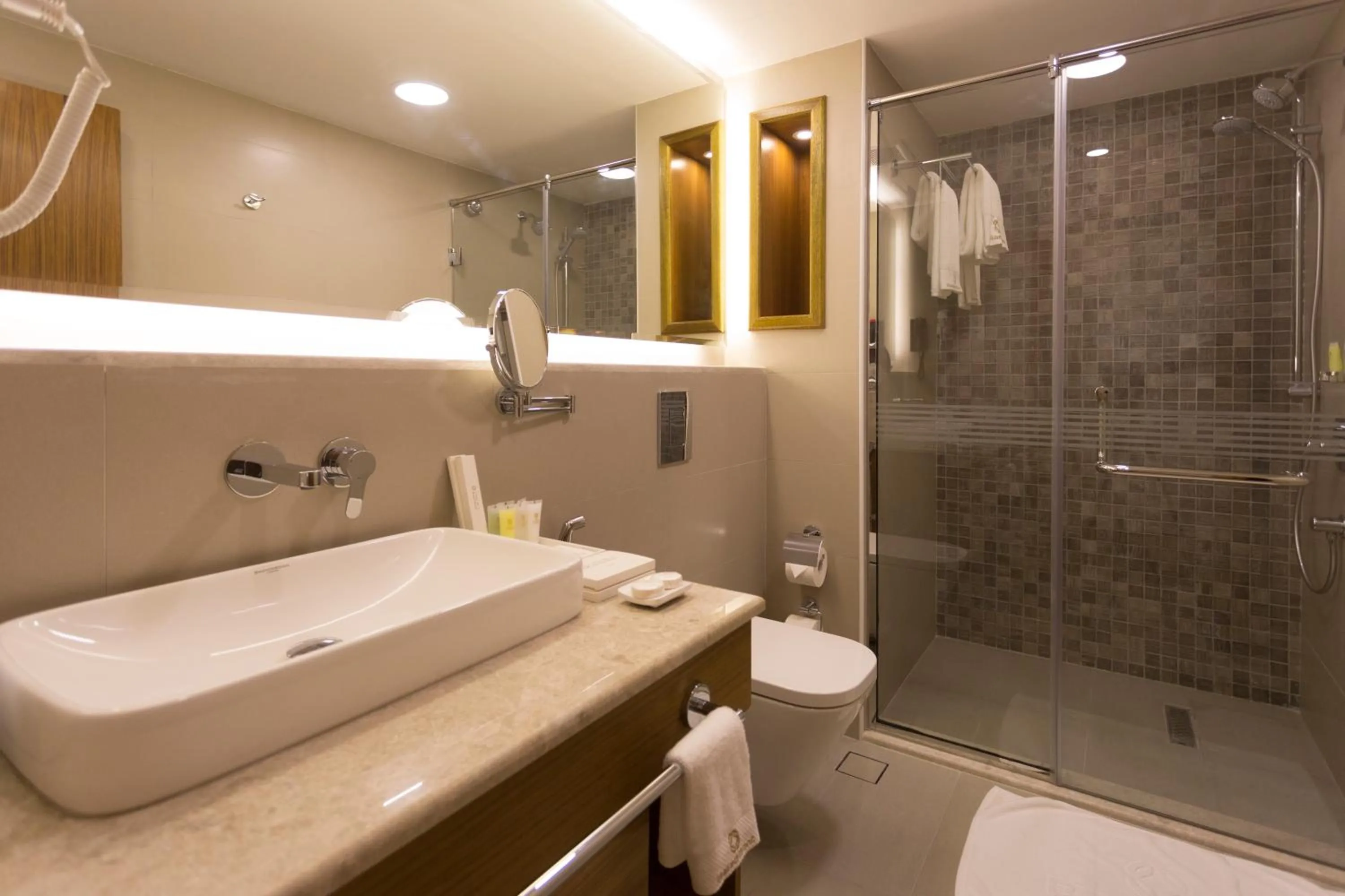 Shower in Belad Bont Resort