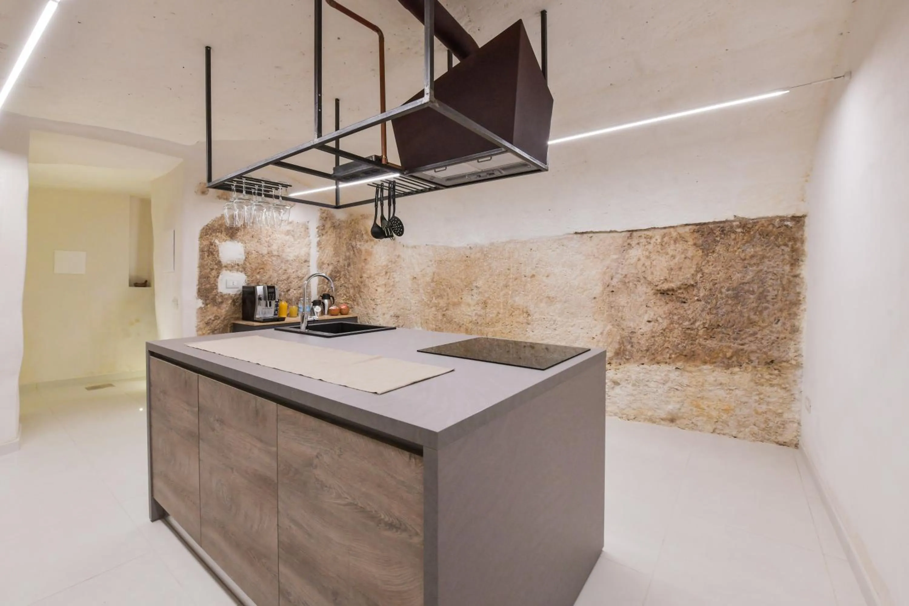 Communal kitchen in Casa Magadè B&B