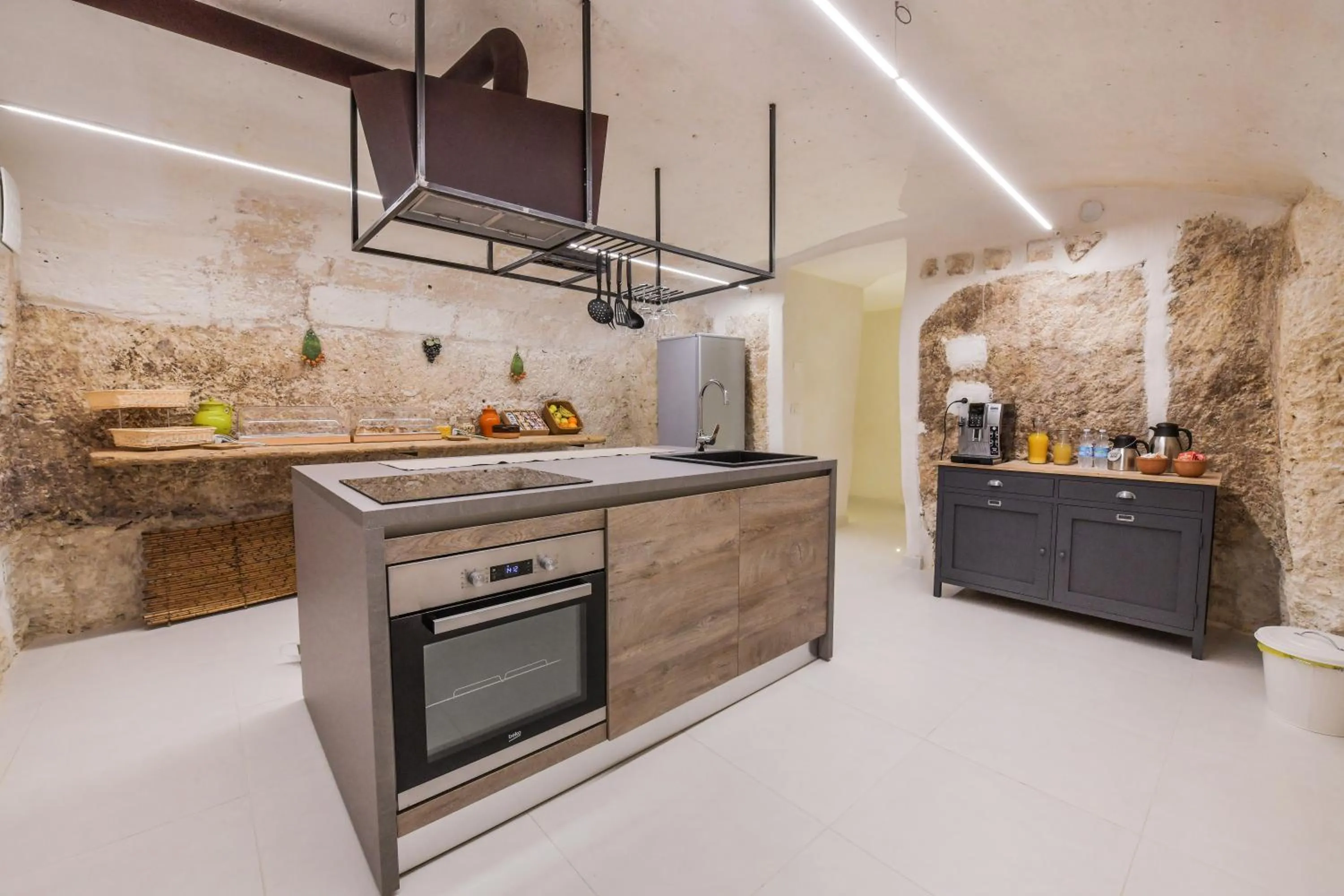 Communal kitchen in Casa Magadè B&B