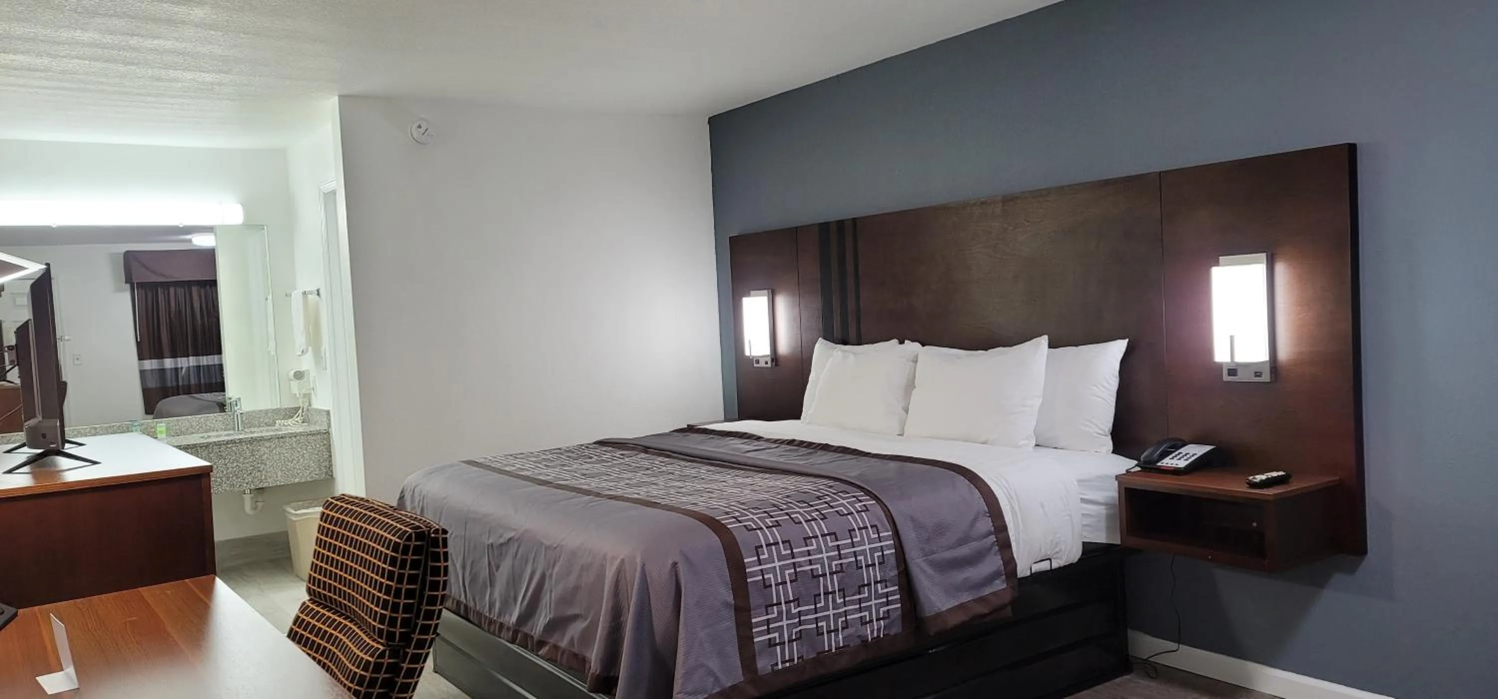 Bed in Key West Inn - Boaz