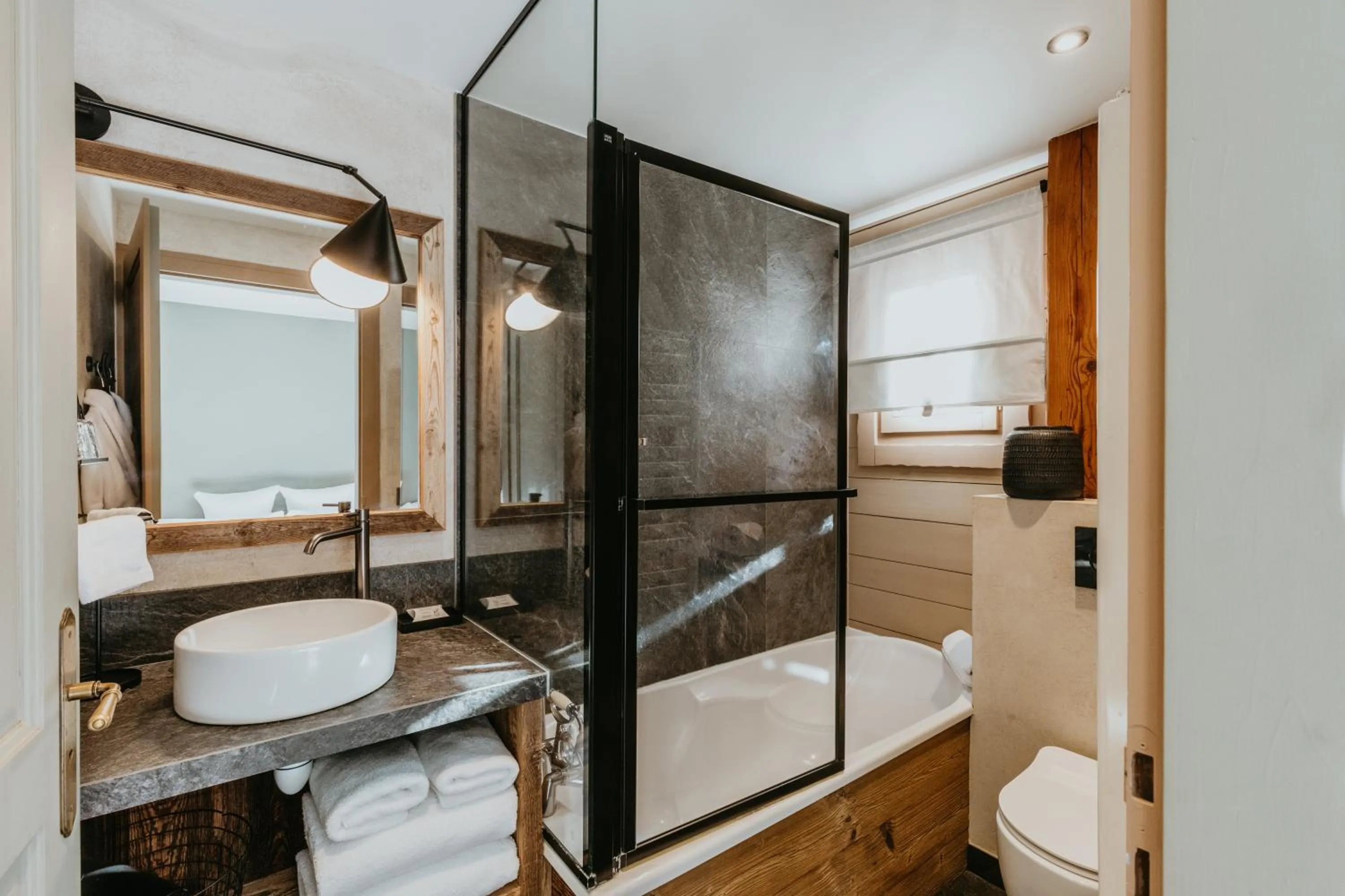 Shower in Hôtel Restaurant La Ferme de Cupelin