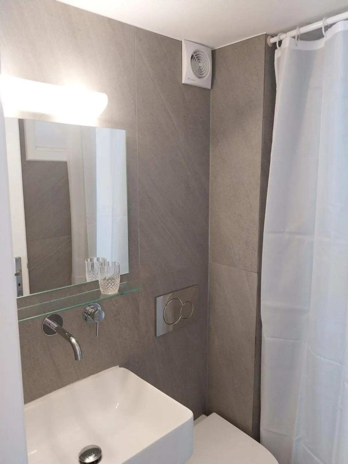 Bathroom in Florance Apartments & Rooms