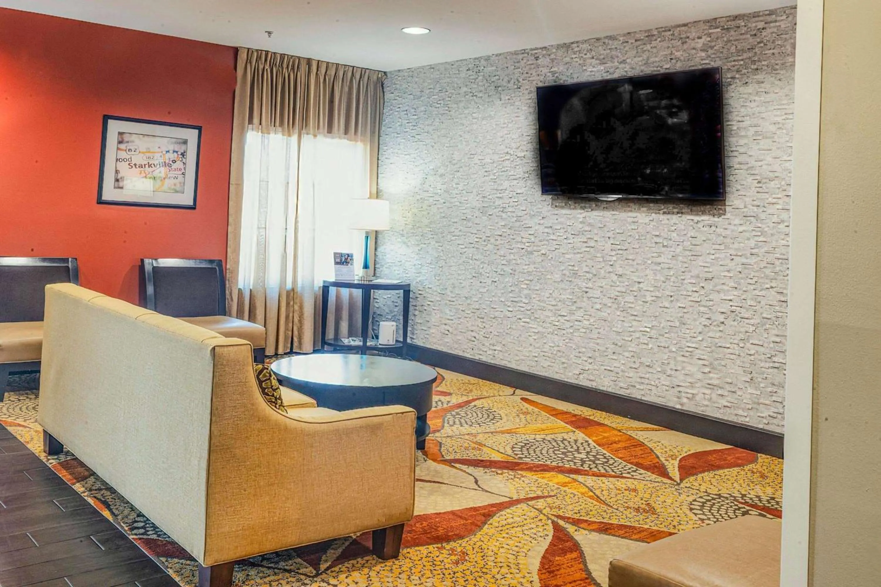 Communal lounge/ TV room in La Quinta by Wyndham Starkville at MSU