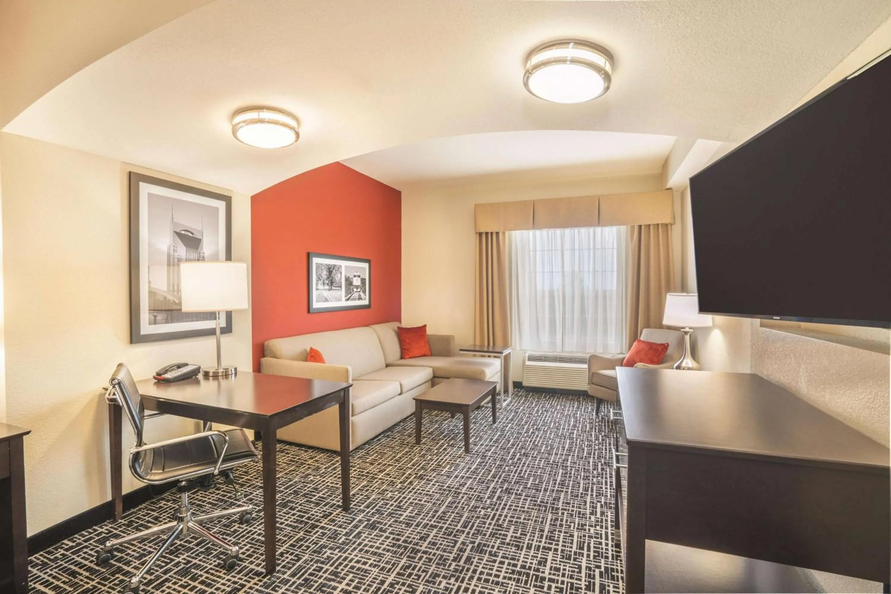 Photo of the whole room in La Quinta by Wyndham Smyrna TN - Nashville