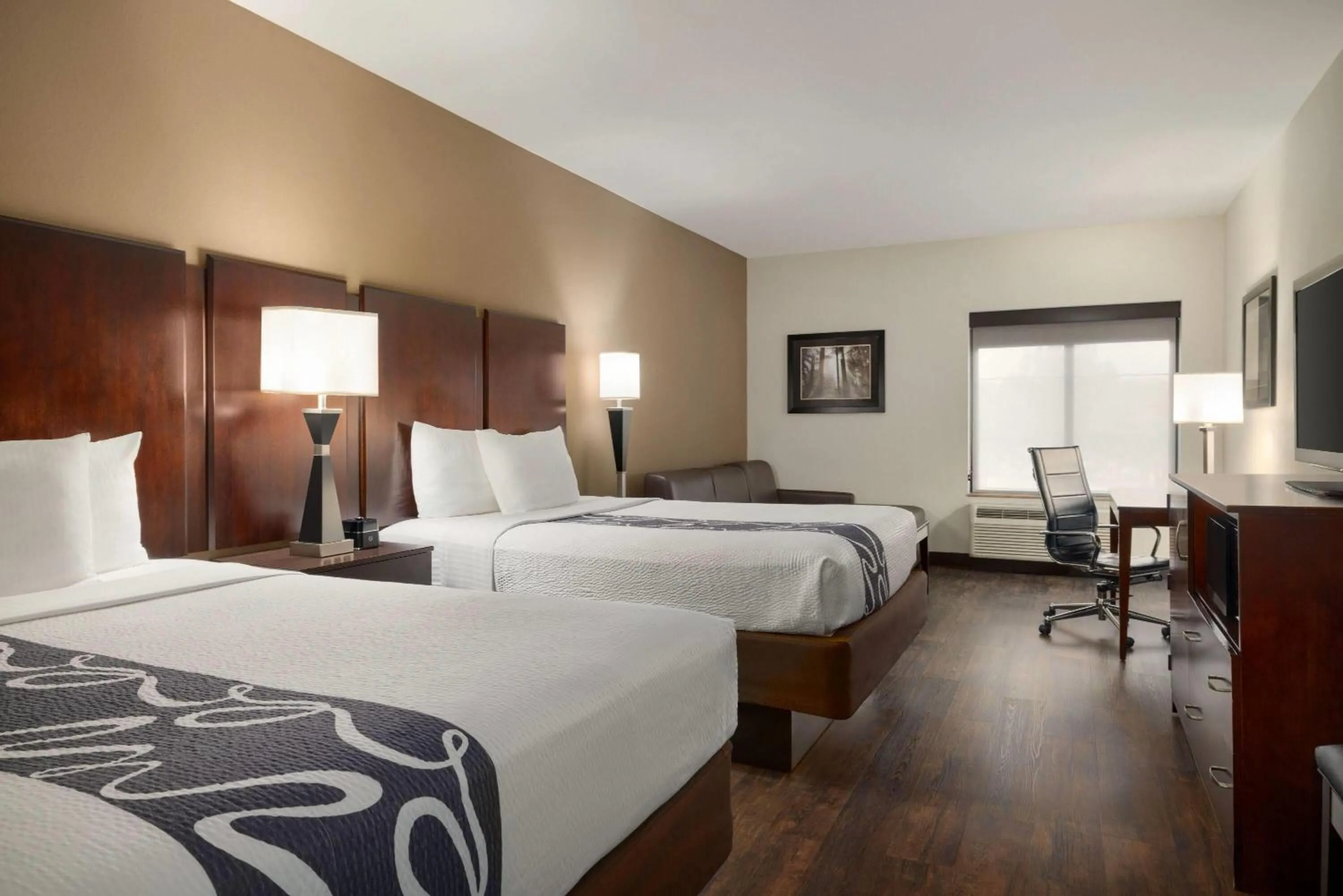 Photo of the whole room, Bed in La Quinta by Wyndham Memphis Wolfchase