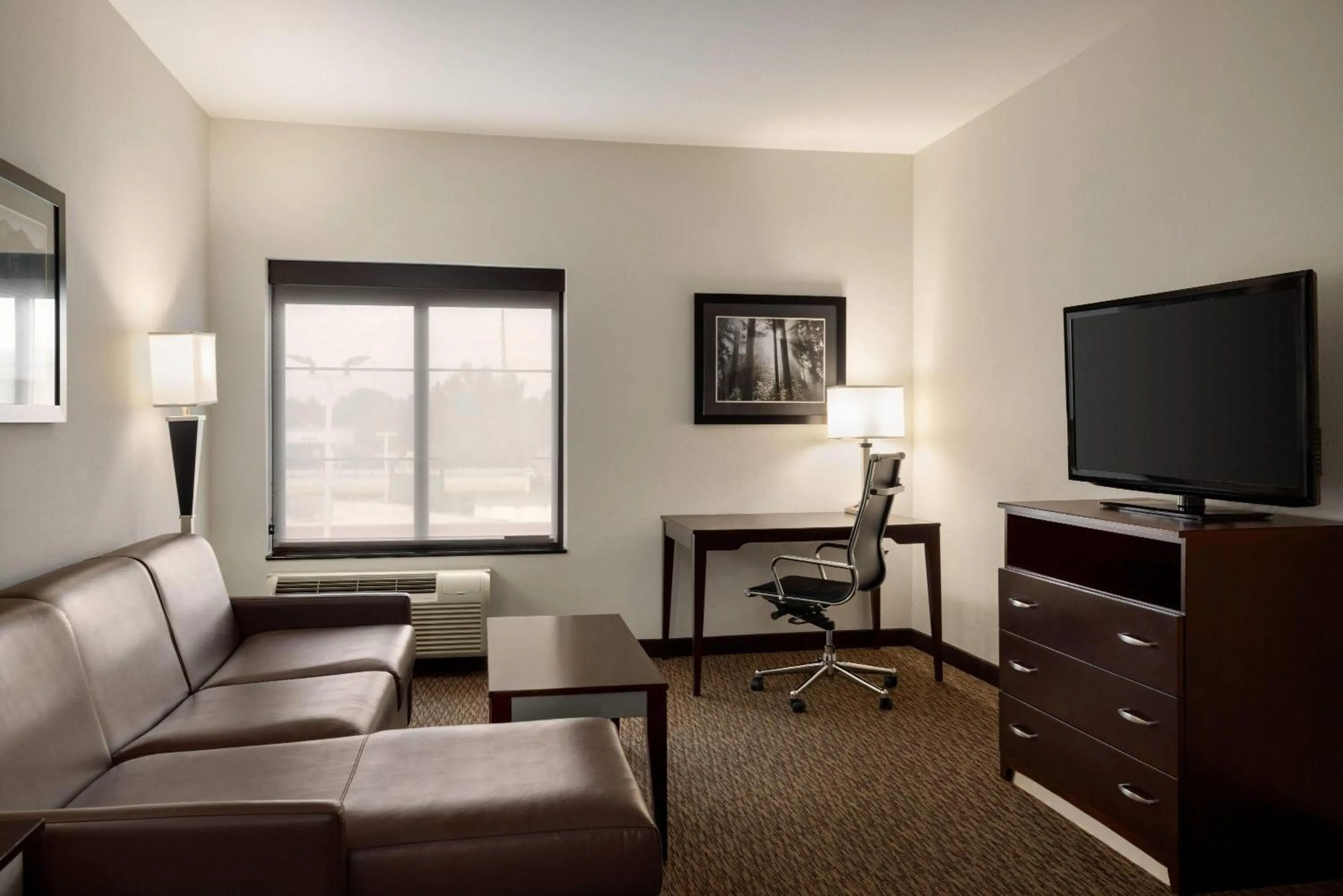 Photo of the whole room in La Quinta by Wyndham Memphis Wolfchase