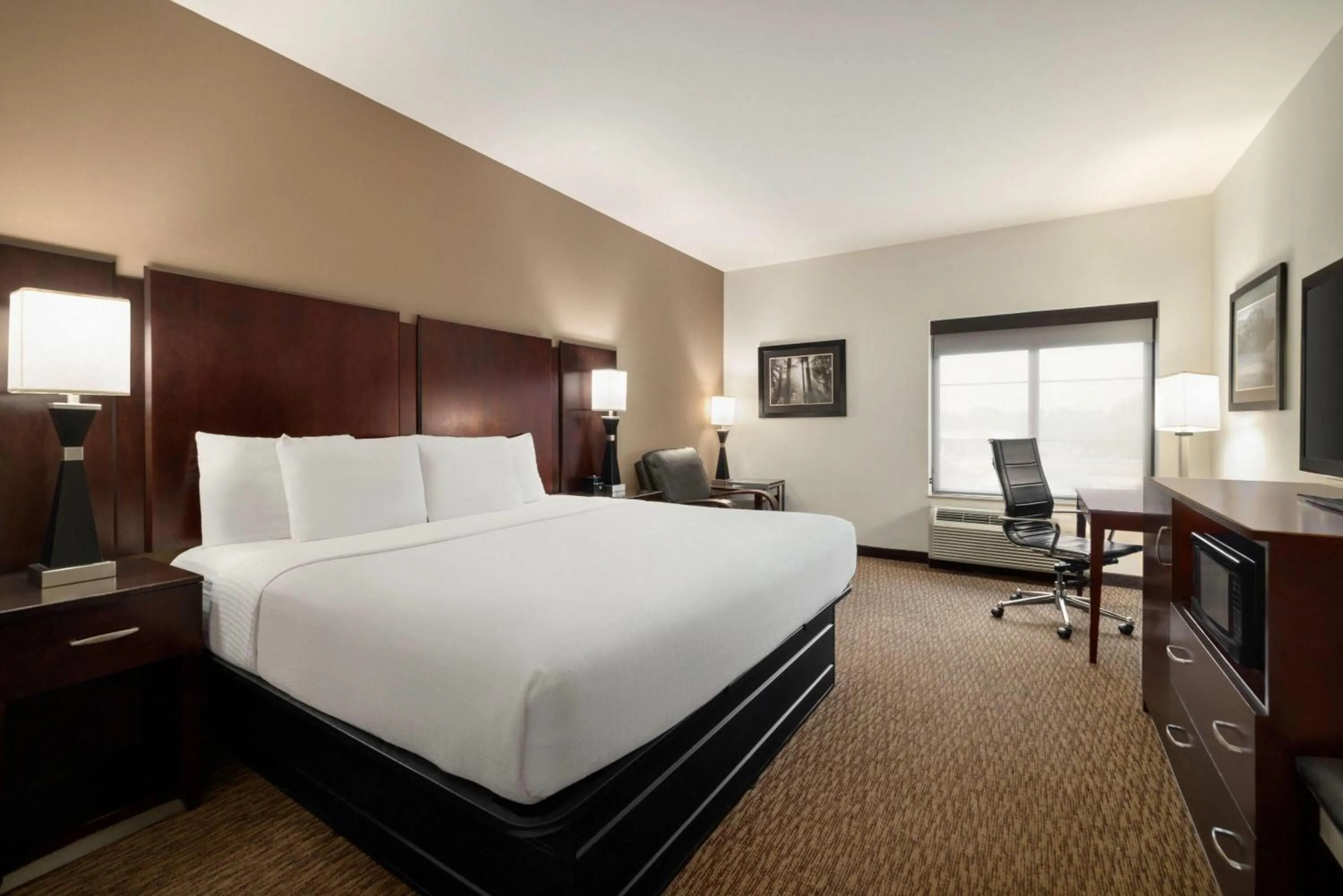 Photo of the whole room, Bed in La Quinta by Wyndham Memphis Wolfchase