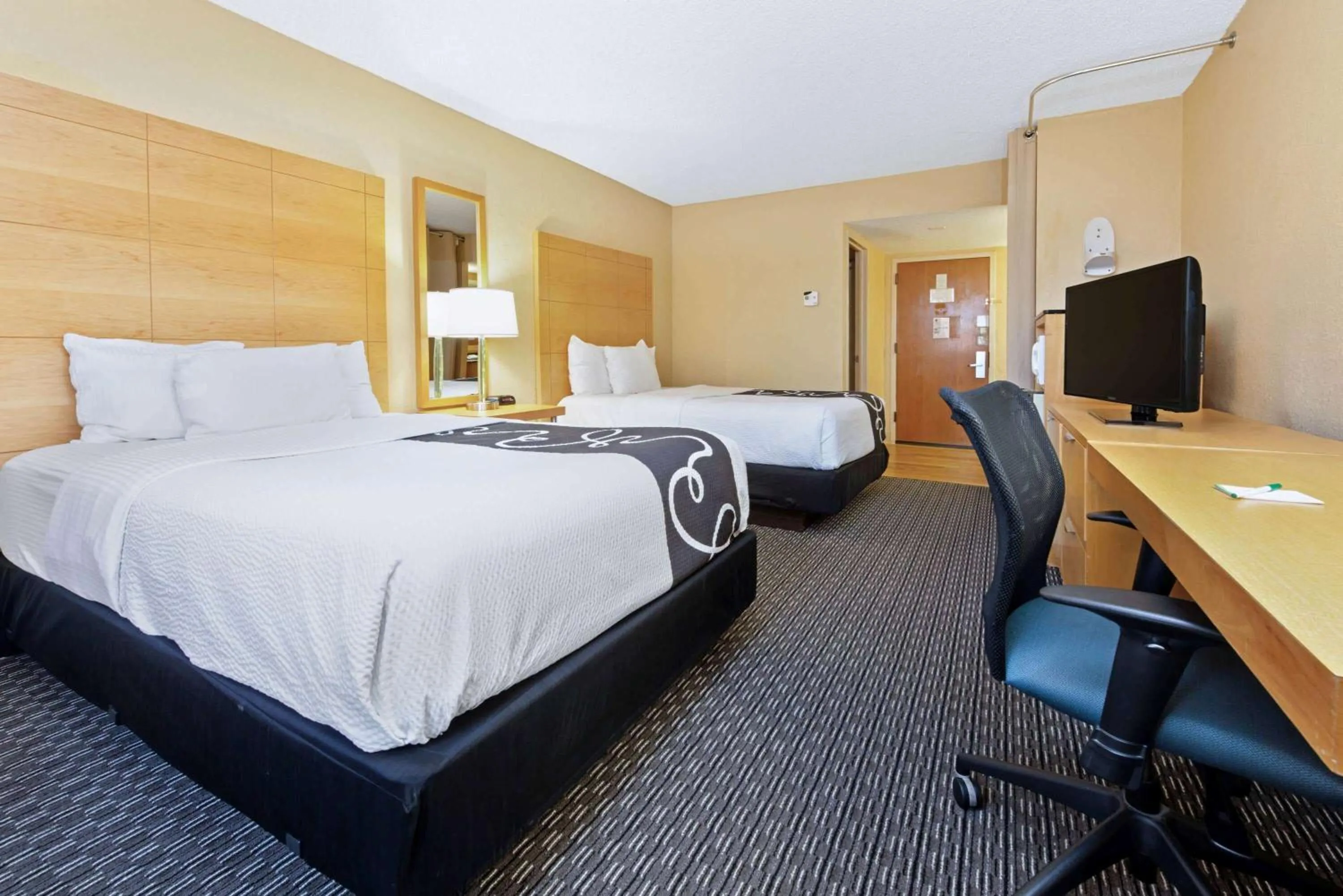 Photo of the whole room, Bed in La Quinta by Wyndham Coral Springs South