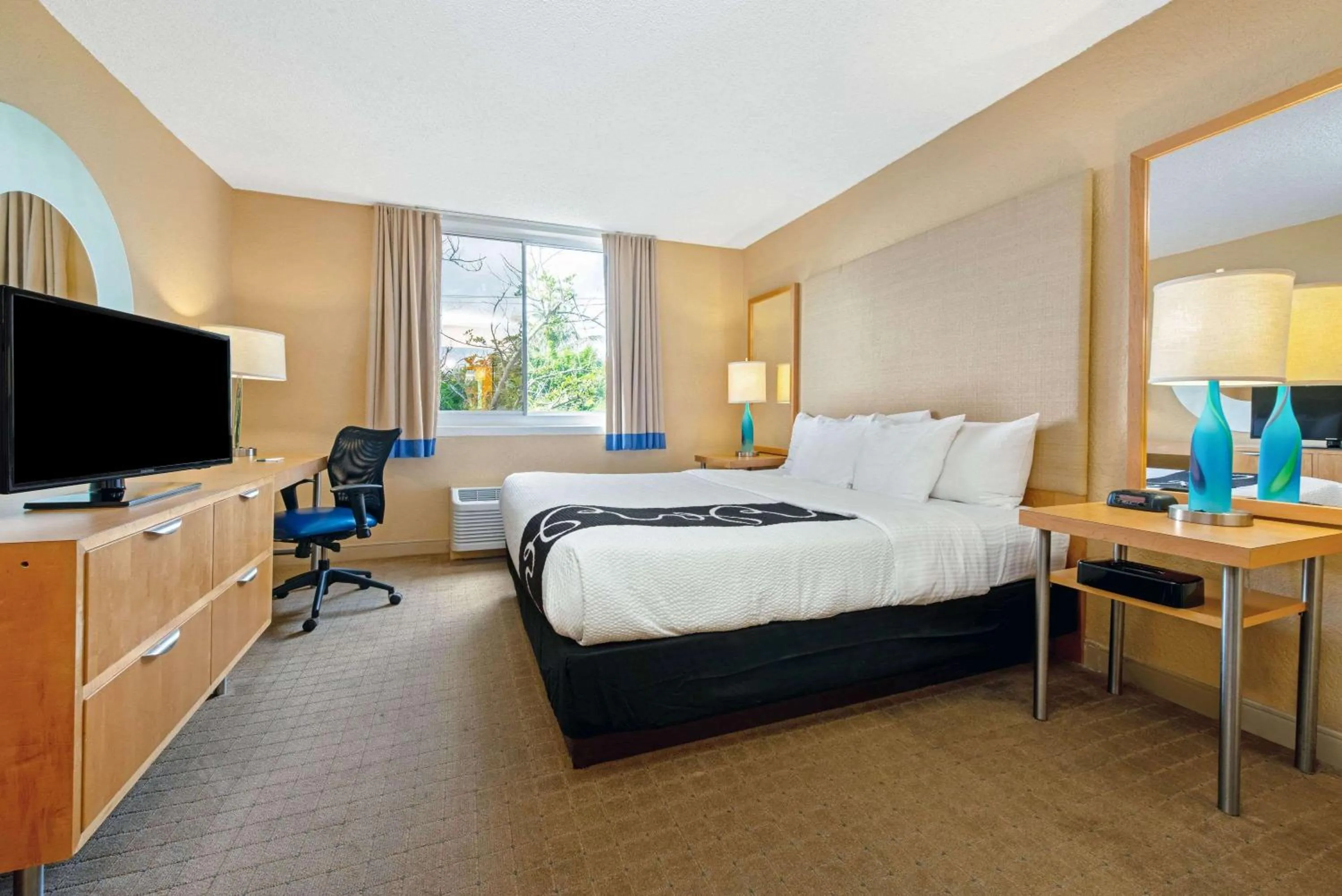 Photo of the whole room, Bed in La Quinta by Wyndham Coral Springs South