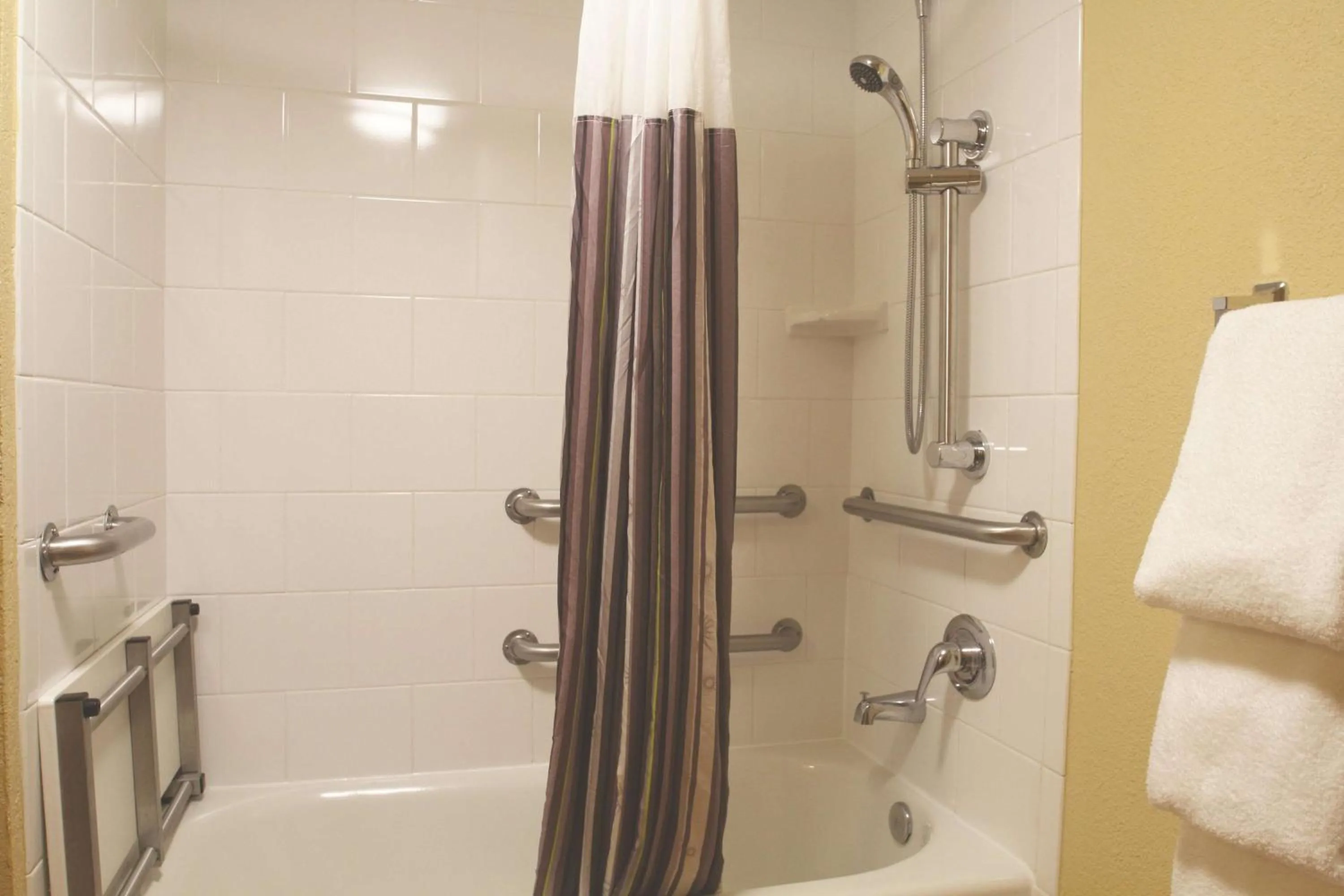 Photo of the whole room in La Quinta I-95 Deerfield Beach - Next to The Home Depot & Behind The Wawa