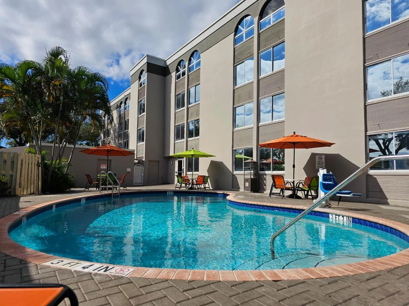 Swimming pool in La Quinta I-95 Deerfield Beach - Next to The Home Depot & Behind The Wawa