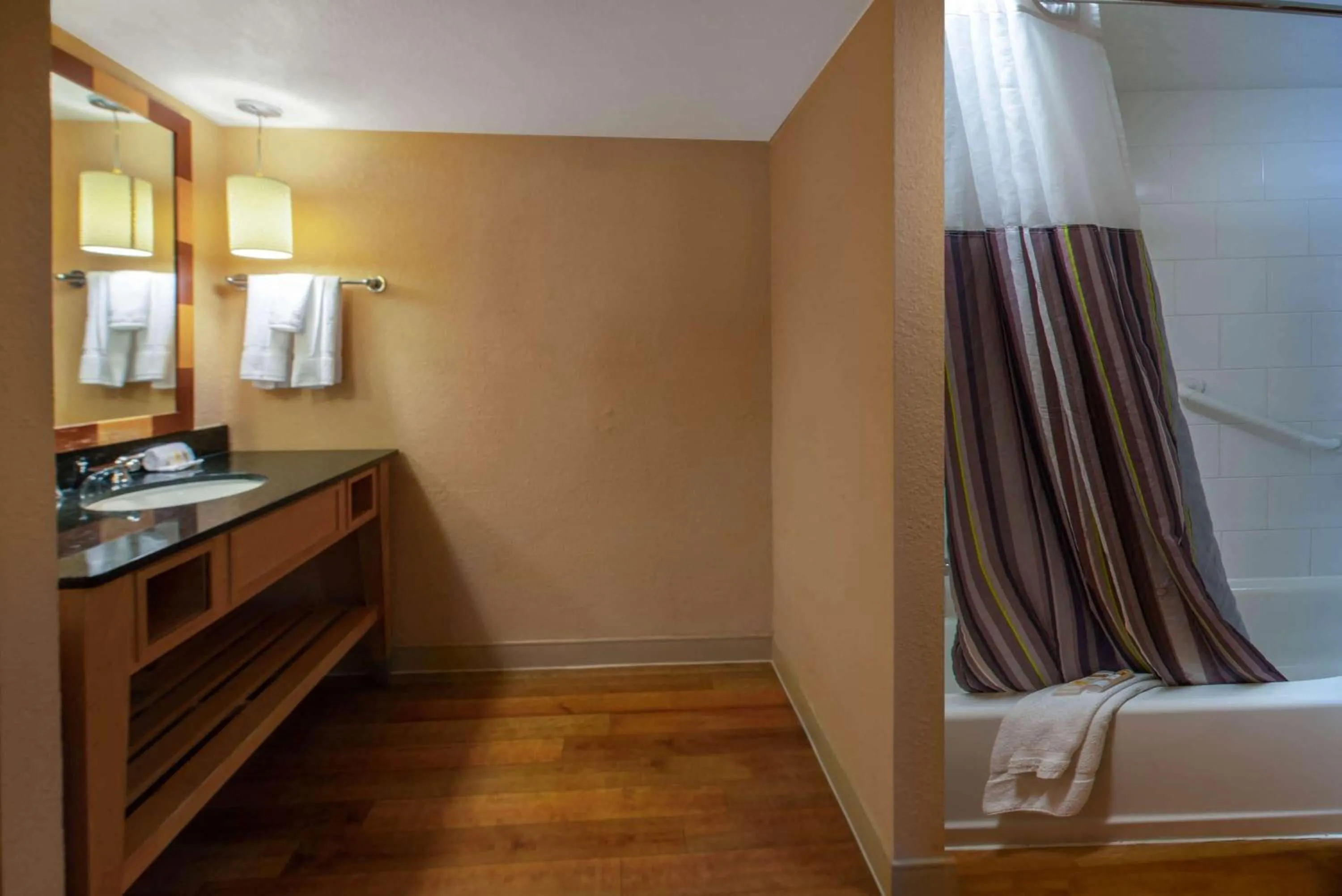 Bathroom, Bed in La Quinta I-95 Deerfield Beach - Next to The Home Depot & Behind The Wawa