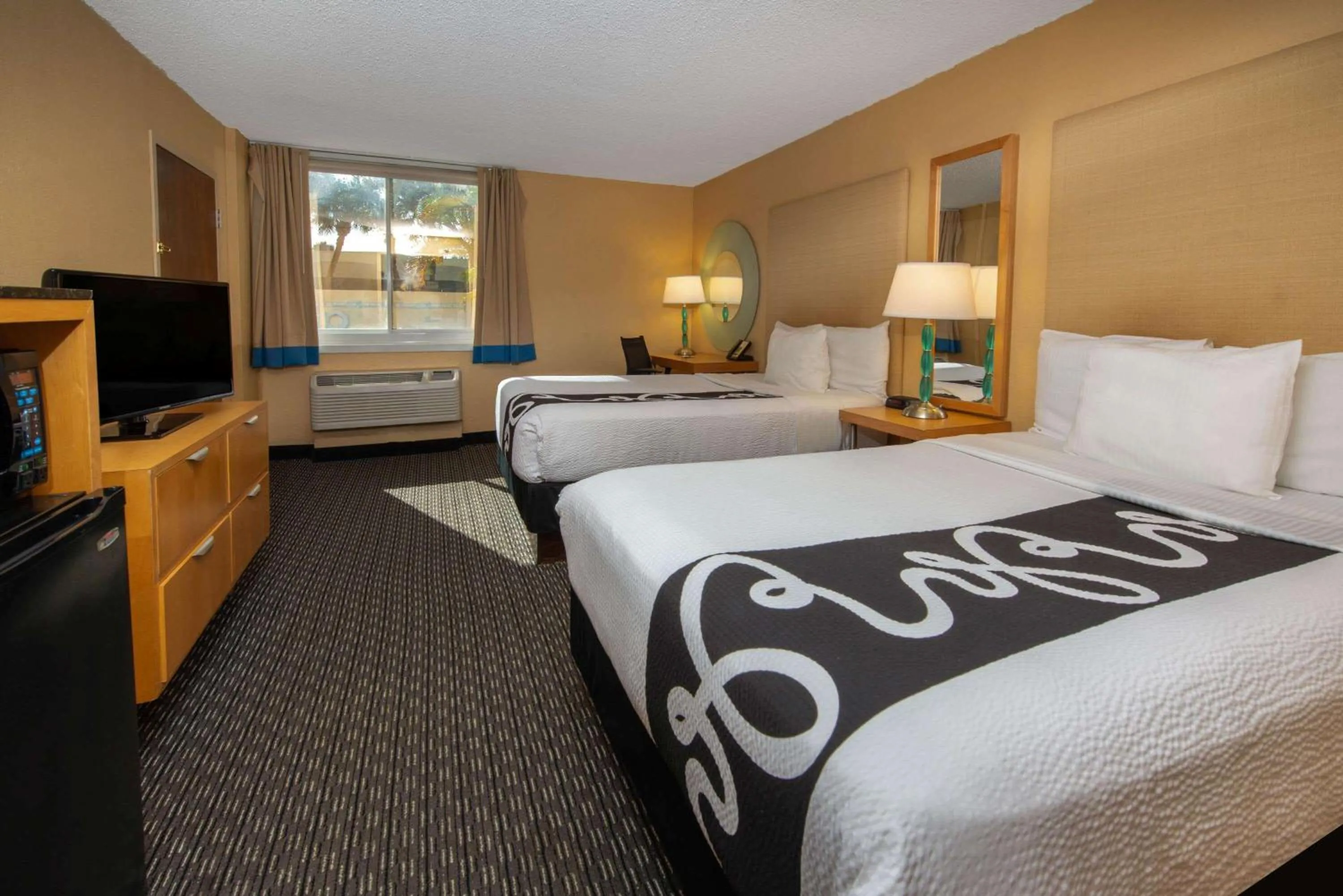 Photo of the whole room, Bed in La Quinta I-95 Deerfield Beach - Next to The Home Depot & Behind The Wawa