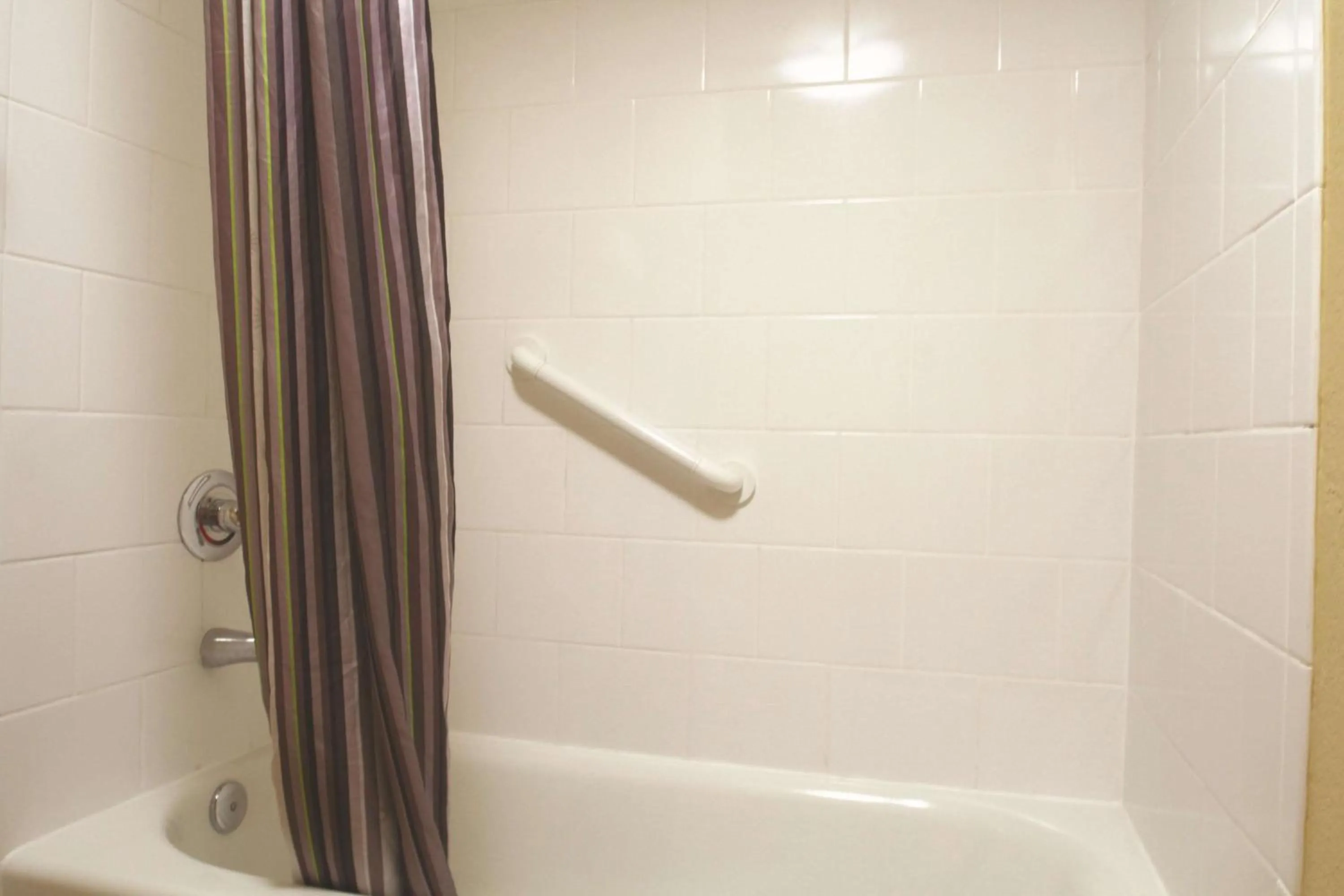 Photo of the whole room in La Quinta I-95 Deerfield Beach - Next to The Home Depot & Behind The Wawa