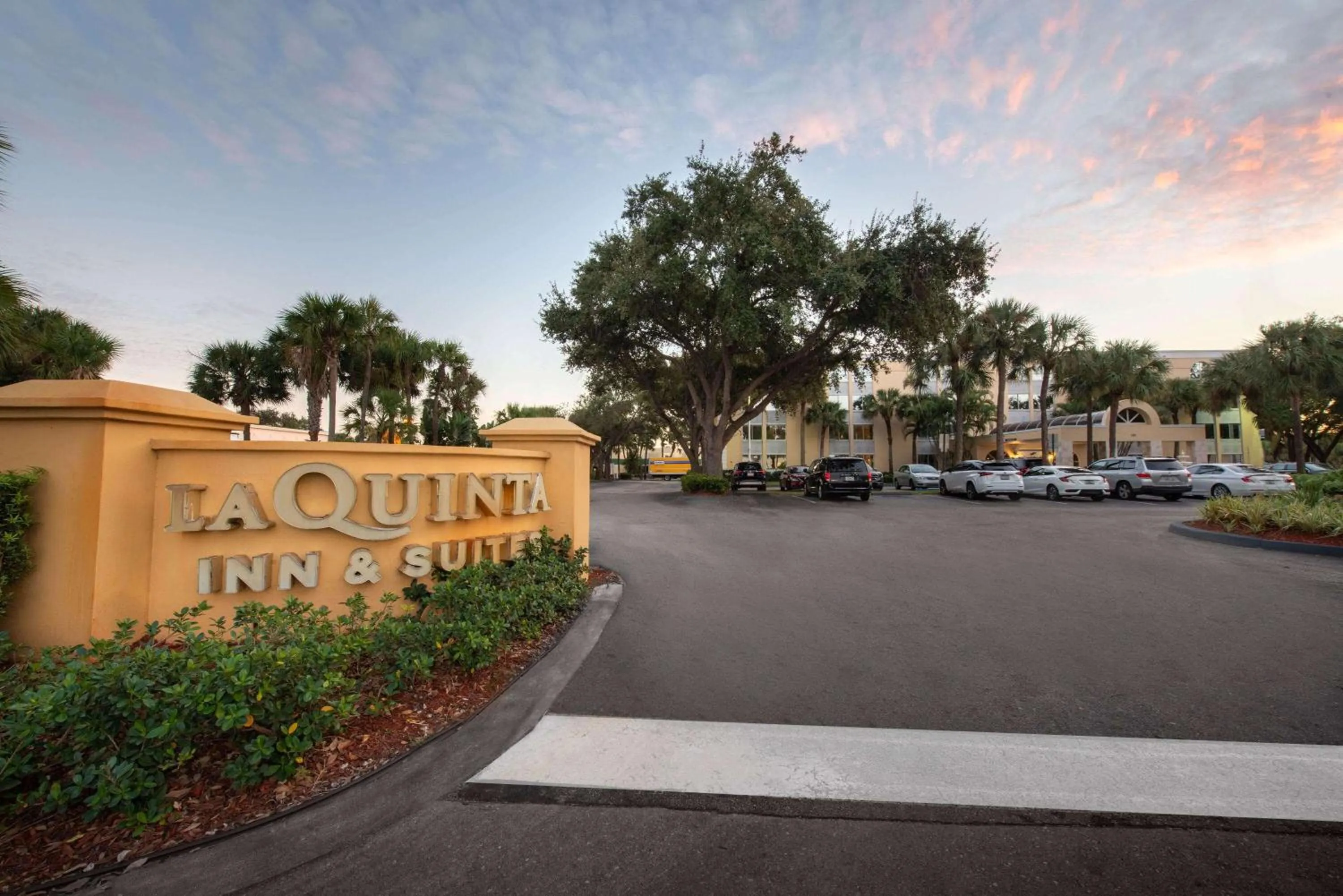 Property building in La Quinta I-95 Deerfield Beach - Next to The Home Depot & Behind The Wawa