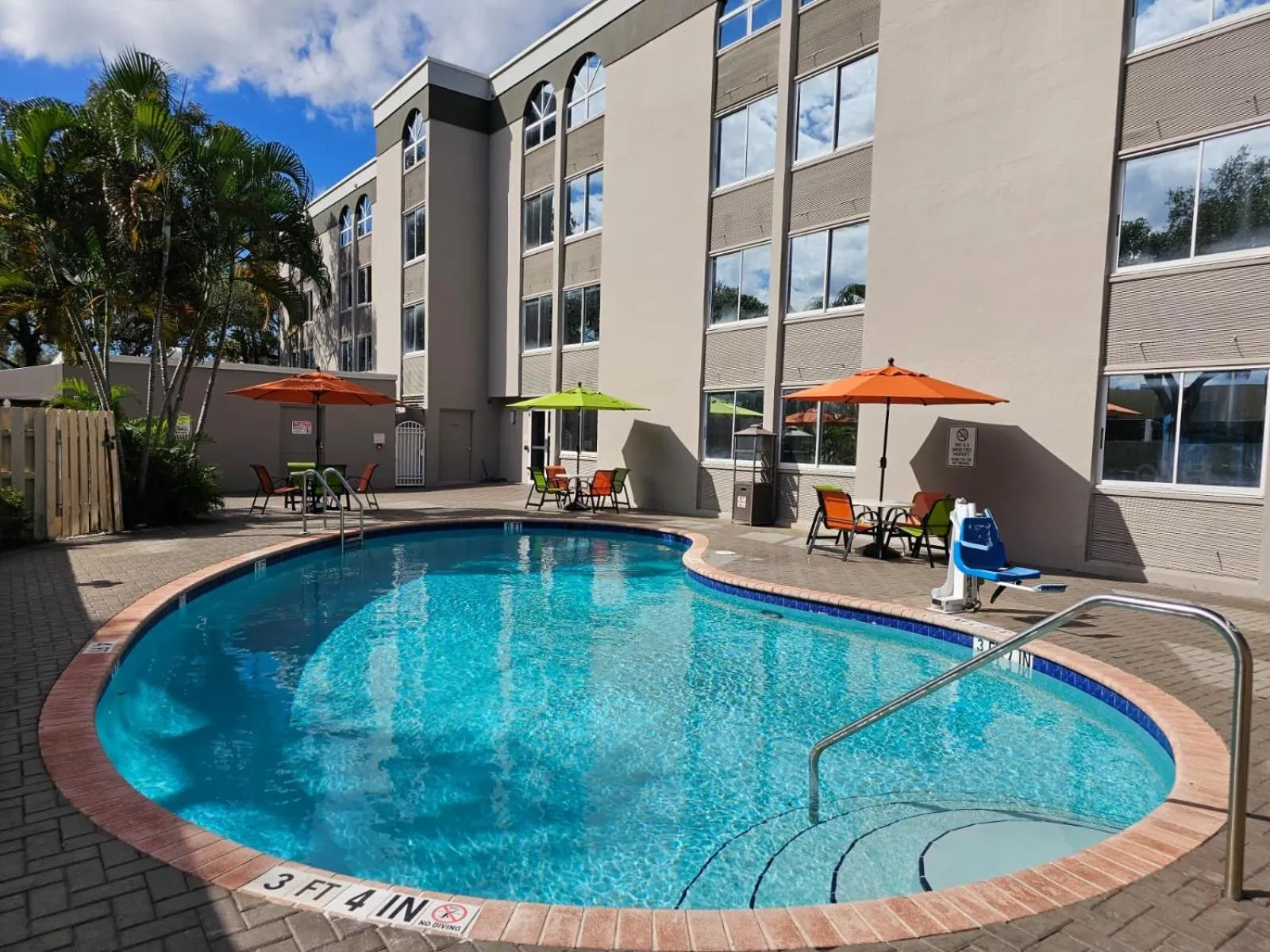 Swimming pool in La Quinta I-95 Deerfield Beach - Next to The Home Depot & Behind The Wawa