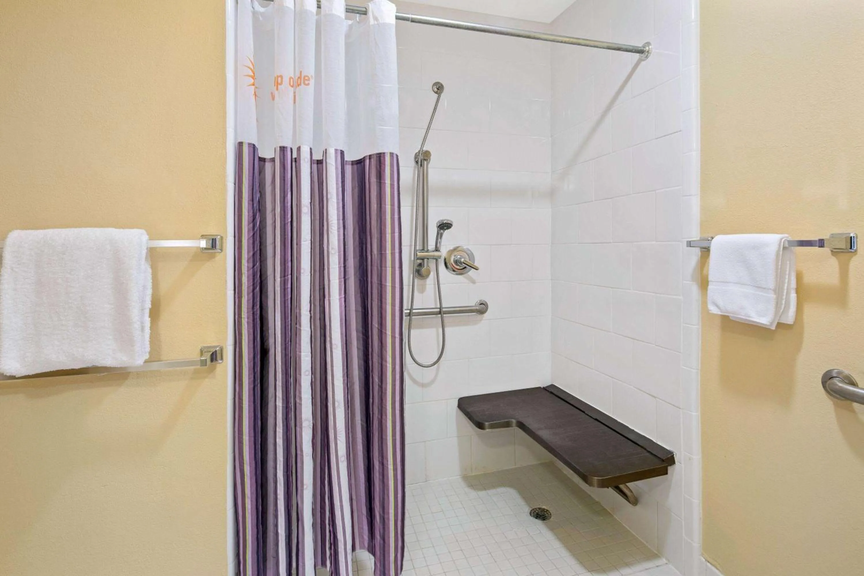Shower in La Quinta Inn & Suites by Wyndham Sunrise