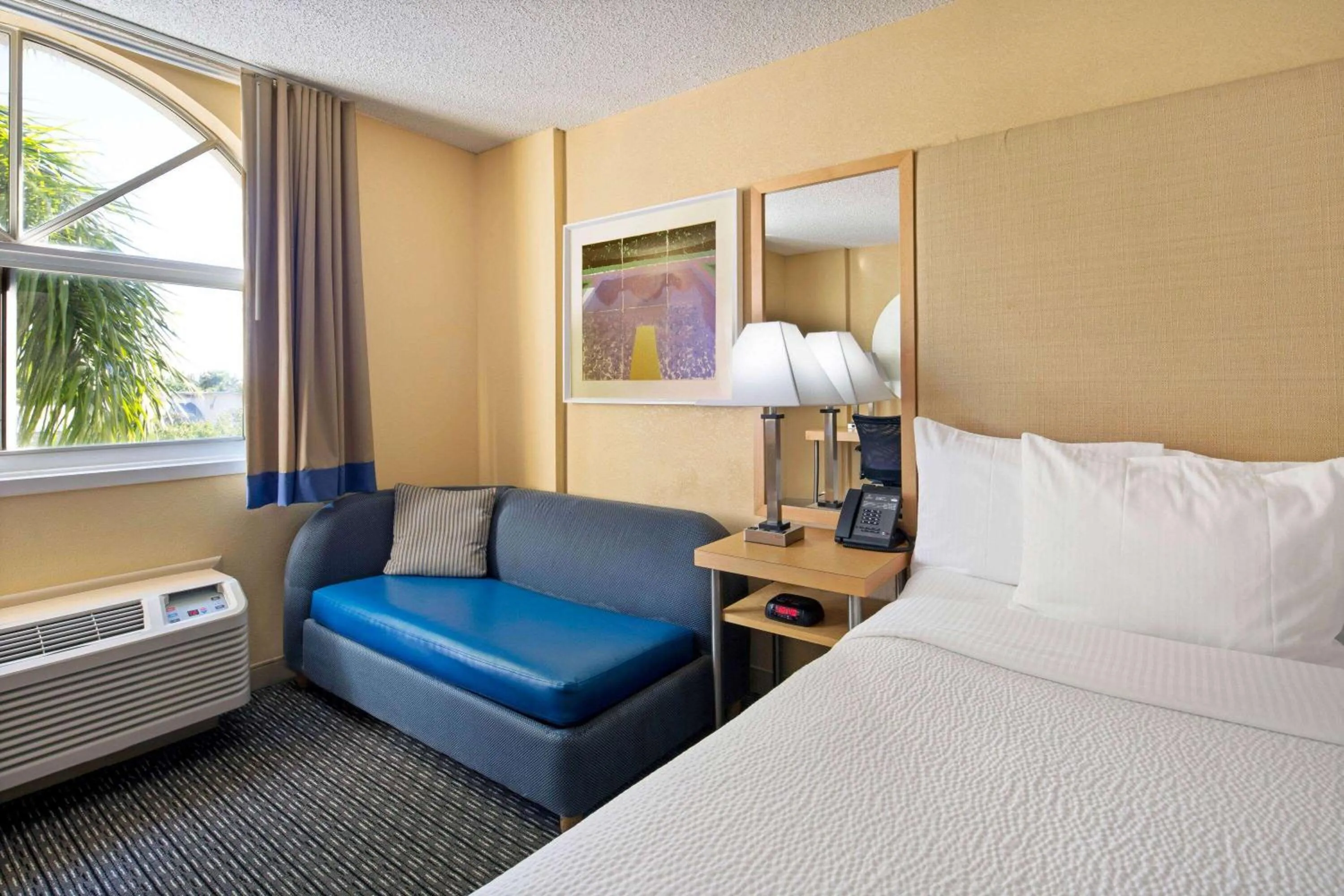 Photo of the whole room, Bed in La Quinta Inn & Suites by Wyndham Sunrise