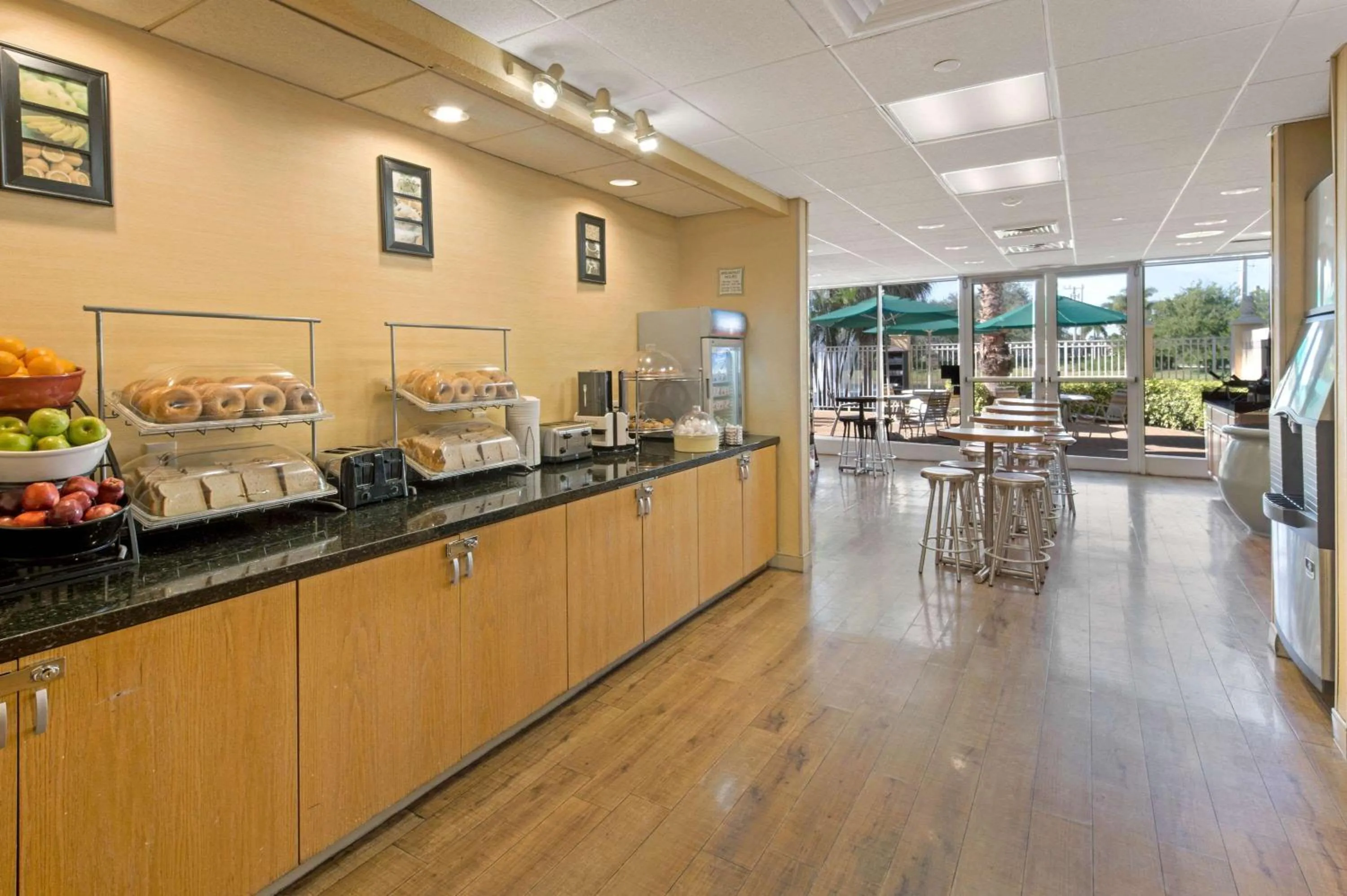 Restaurant/places to eat in La Quinta Inn & Suites by Wyndham Sunrise