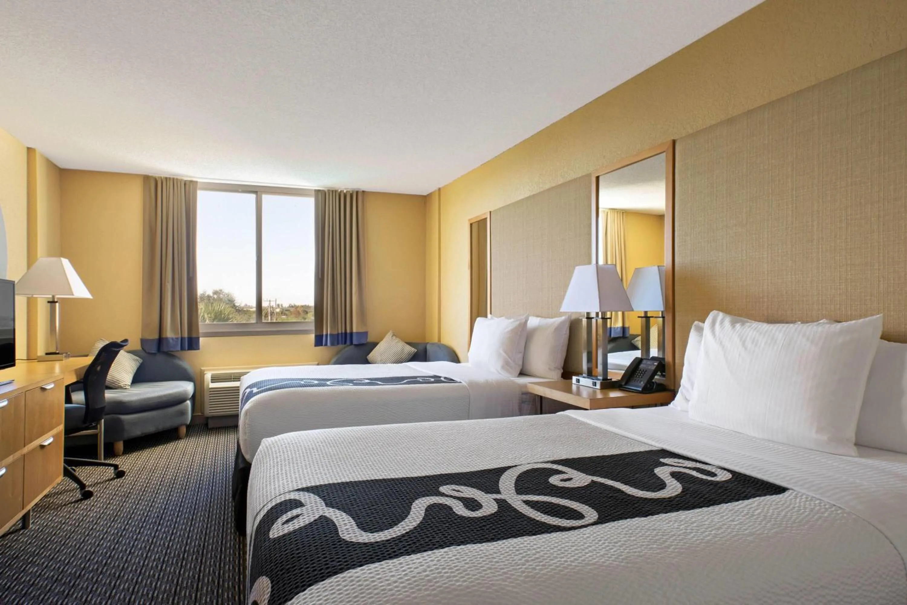 Photo of the whole room, Bed in La Quinta Inn & Suites by Wyndham Sunrise