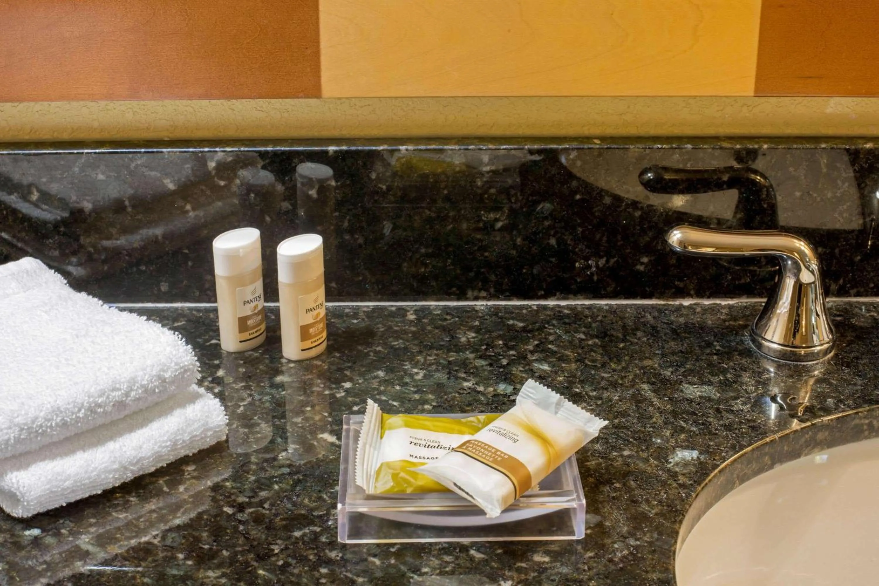 Bathroom in La Quinta Inn & Suites by Wyndham Sunrise