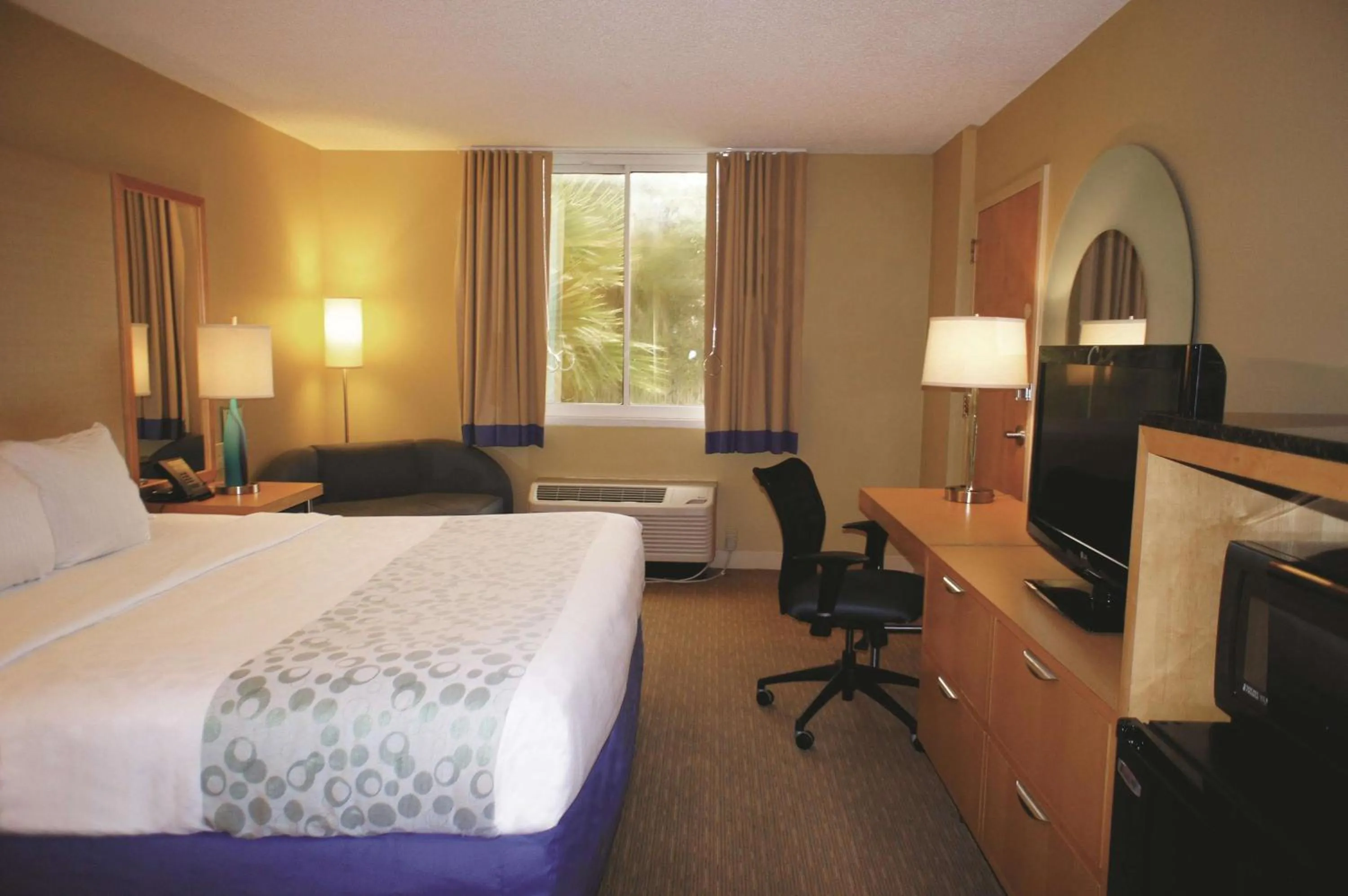 Photo of the whole room, Bed in La Quinta by Wyndham Sarasota Downtown