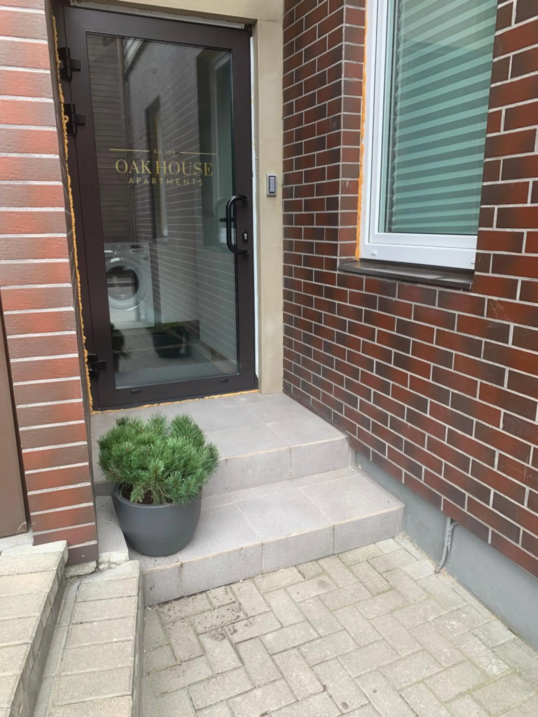Facade/entrance in Oak house apartments