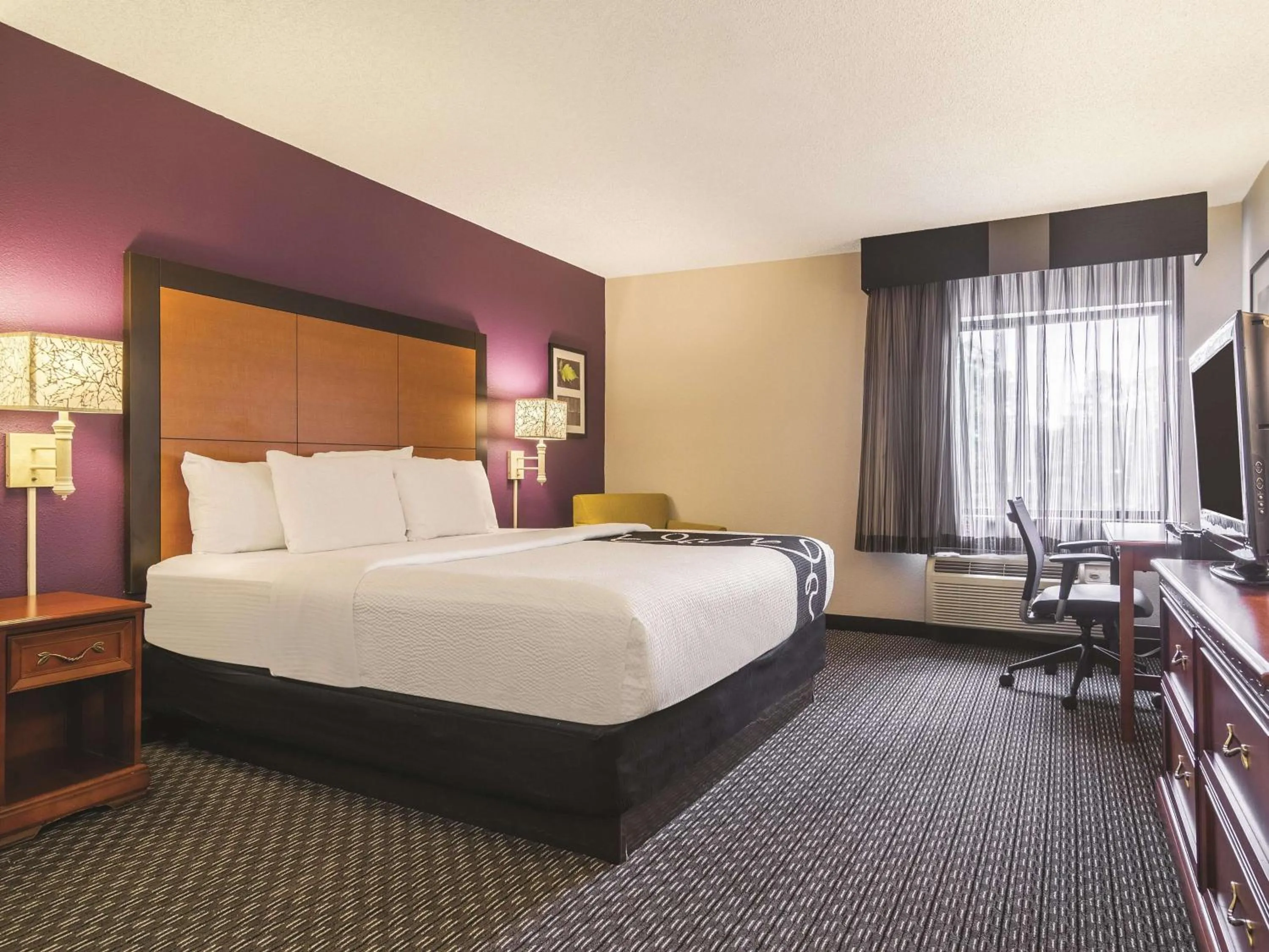 Photo of the whole room, Bed in Wingate by Wyndham Brunswick GA I-95