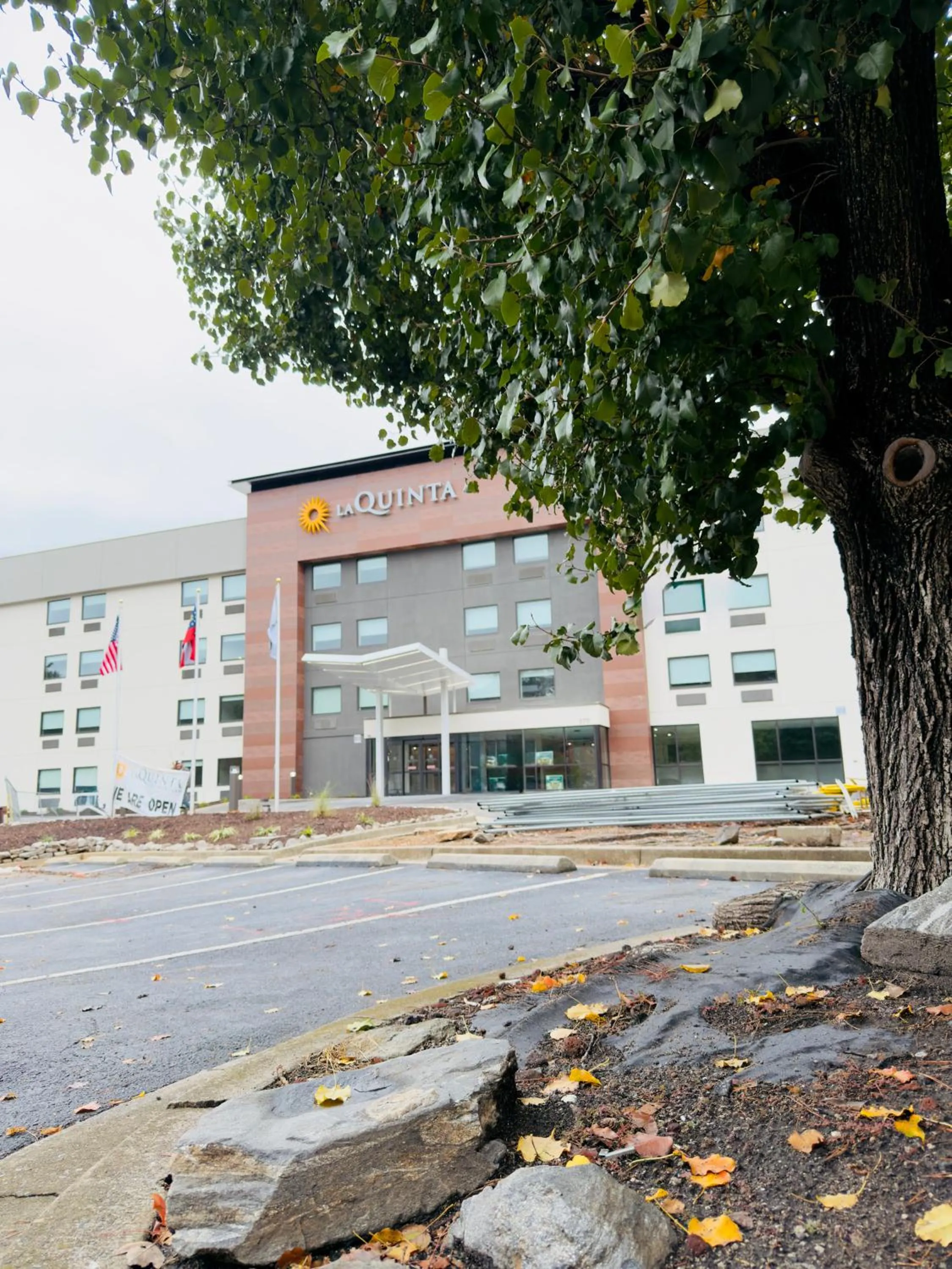 Property building in La Quinta by Wyndham Atlanta Roswell