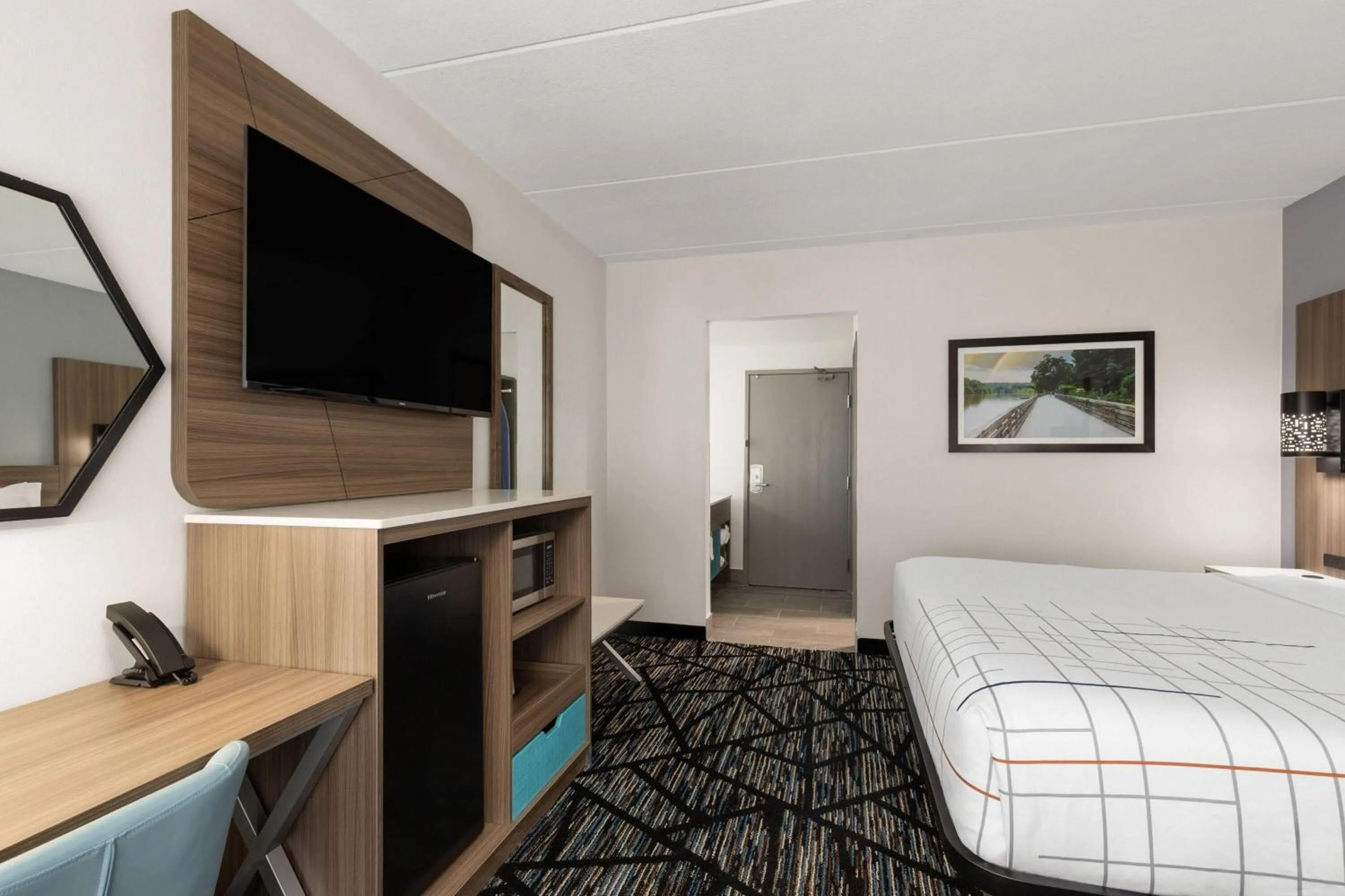 Photo of the whole room, Bed in La Quinta by Wyndham Atlanta Roswell