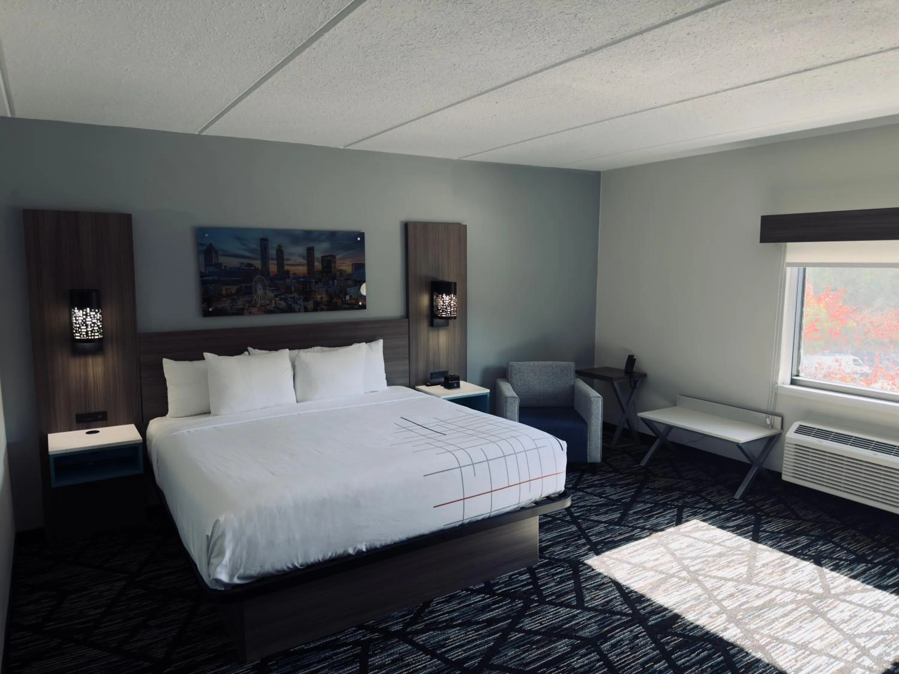 Bedroom, Bed in La Quinta by Wyndham Atlanta Roswell