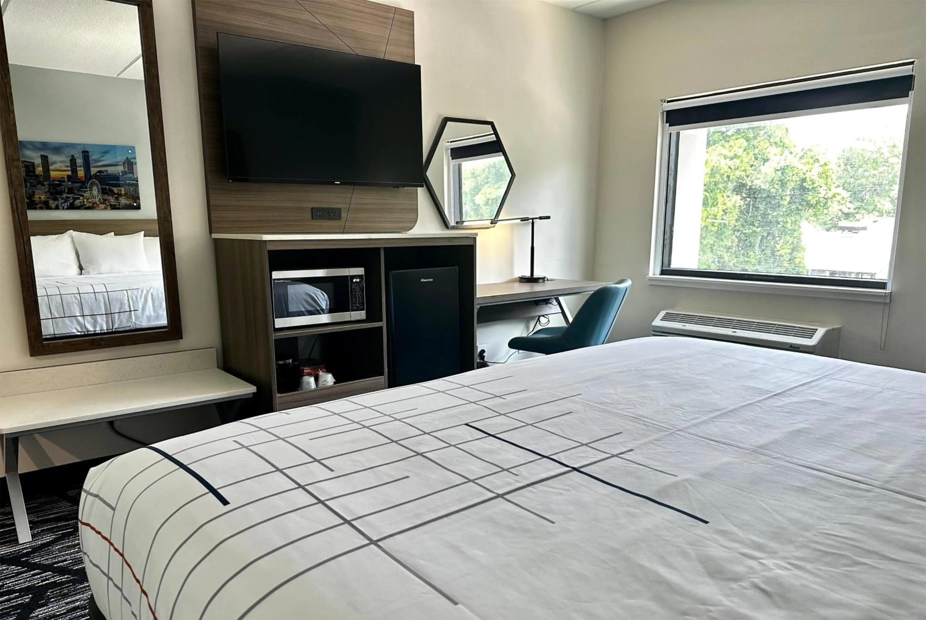 Photo of the whole room, Bed in La Quinta by Wyndham Atlanta Roswell