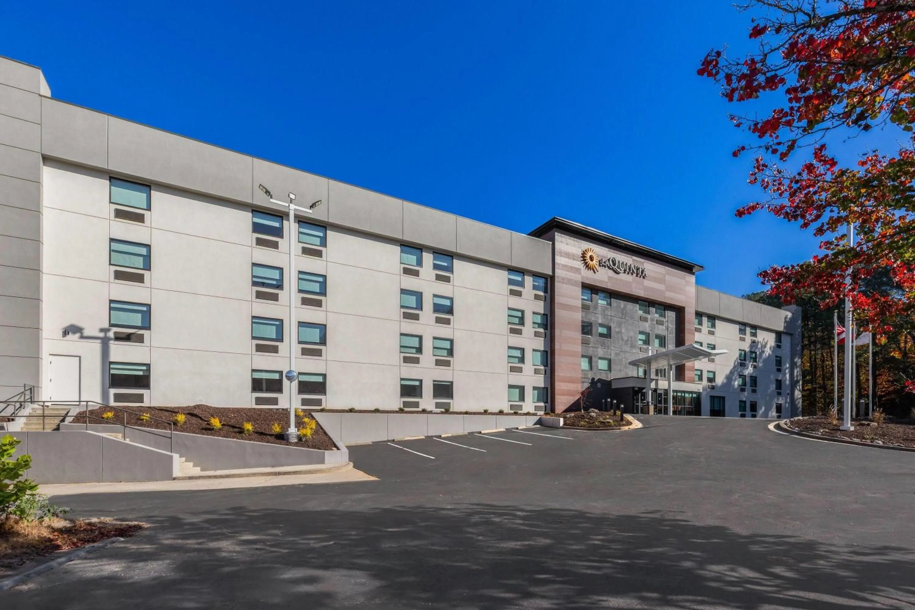 Property building in La Quinta by Wyndham Atlanta Roswell