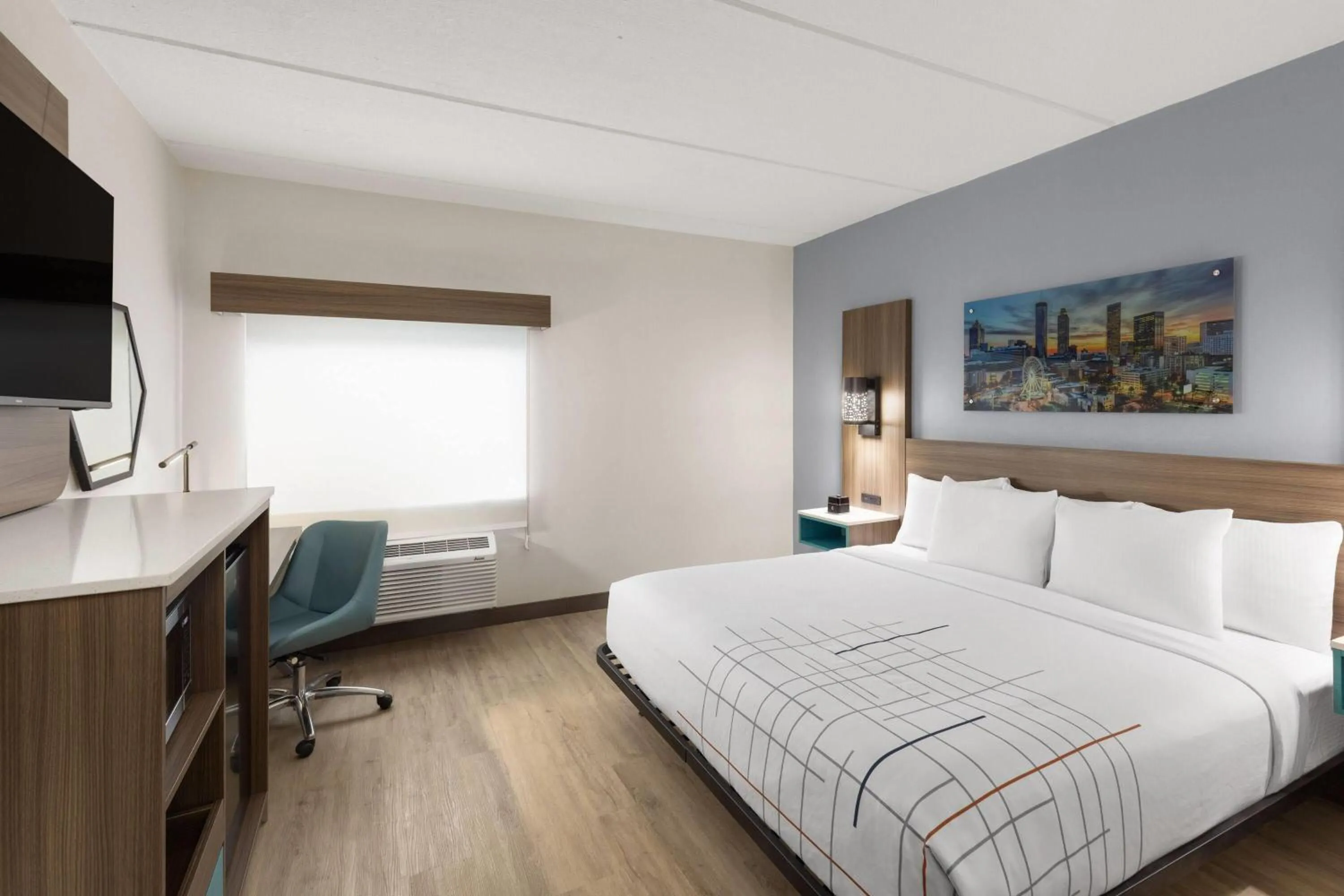 Photo of the whole room, Bed in La Quinta by Wyndham Atlanta Roswell