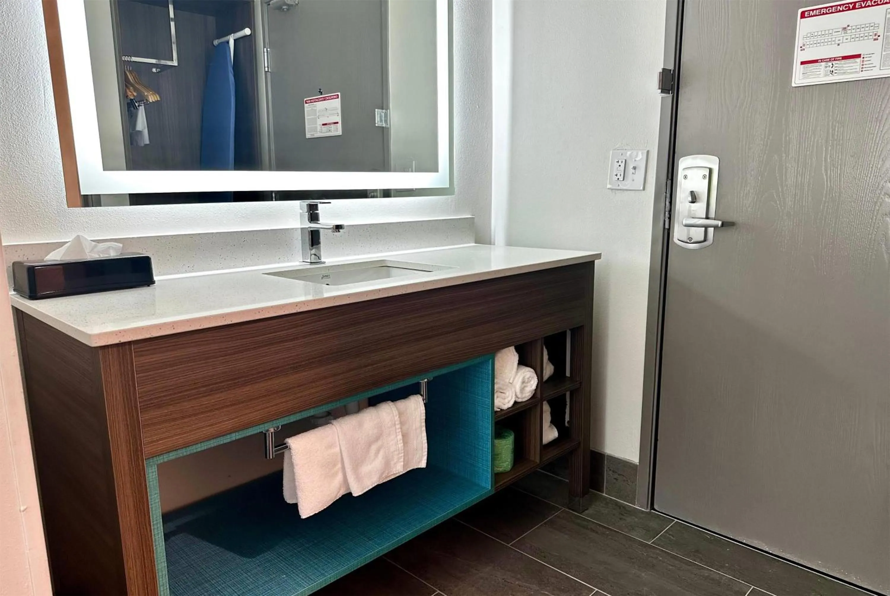 Bathroom in La Quinta by Wyndham Atlanta Roswell