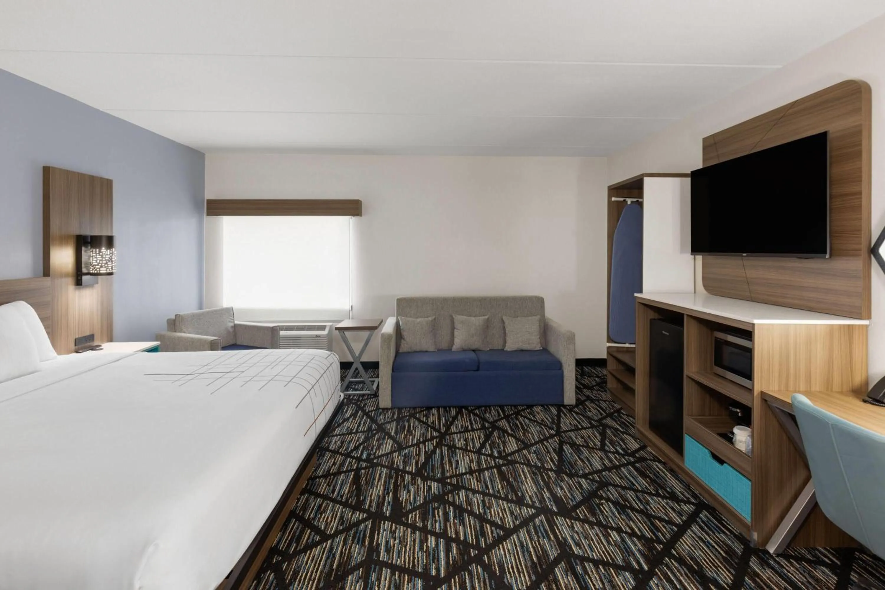 Photo of the whole room, Bed in La Quinta by Wyndham Atlanta Roswell