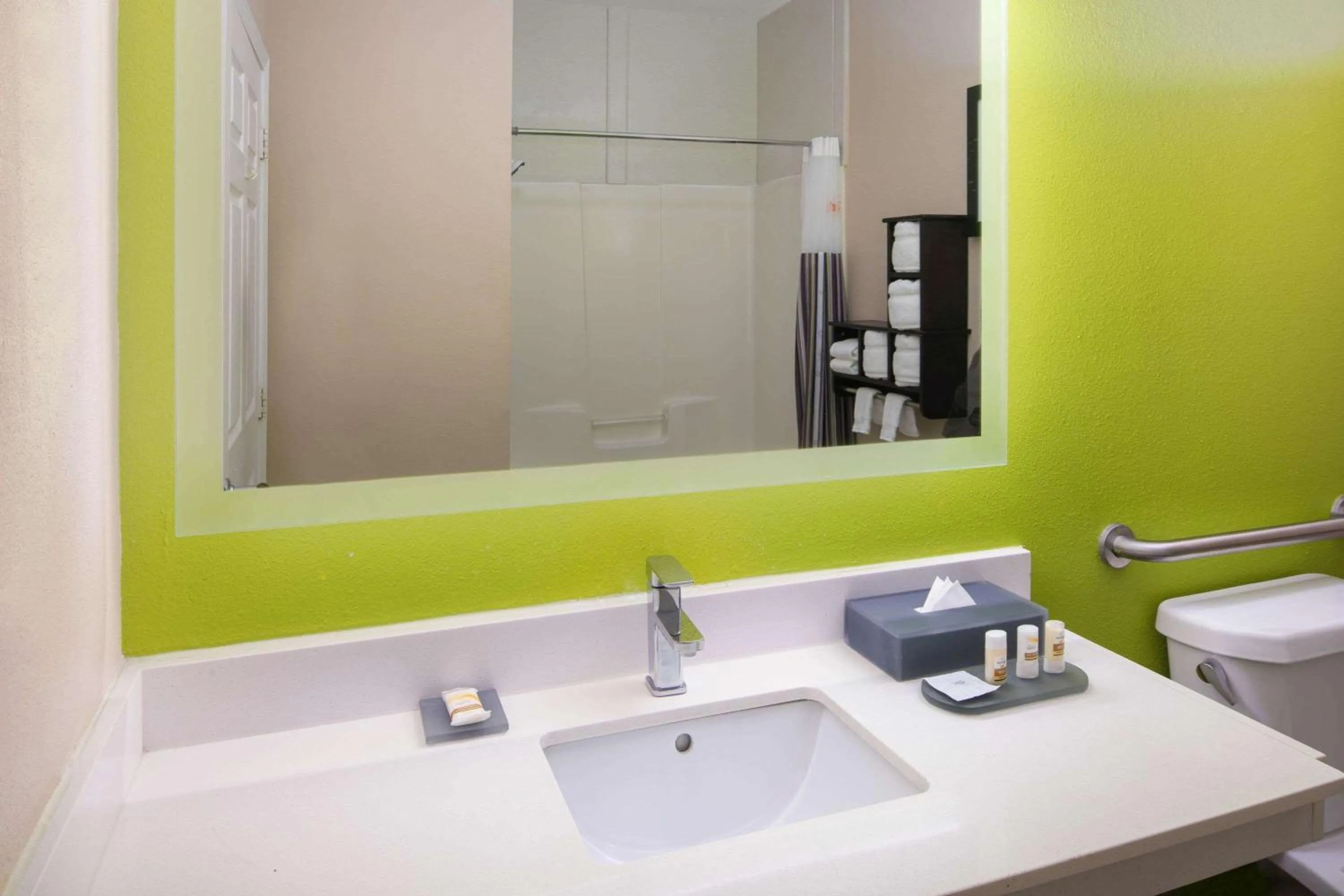 Bathroom in La Quinta Inn by Wyndham Calhoun South I-75