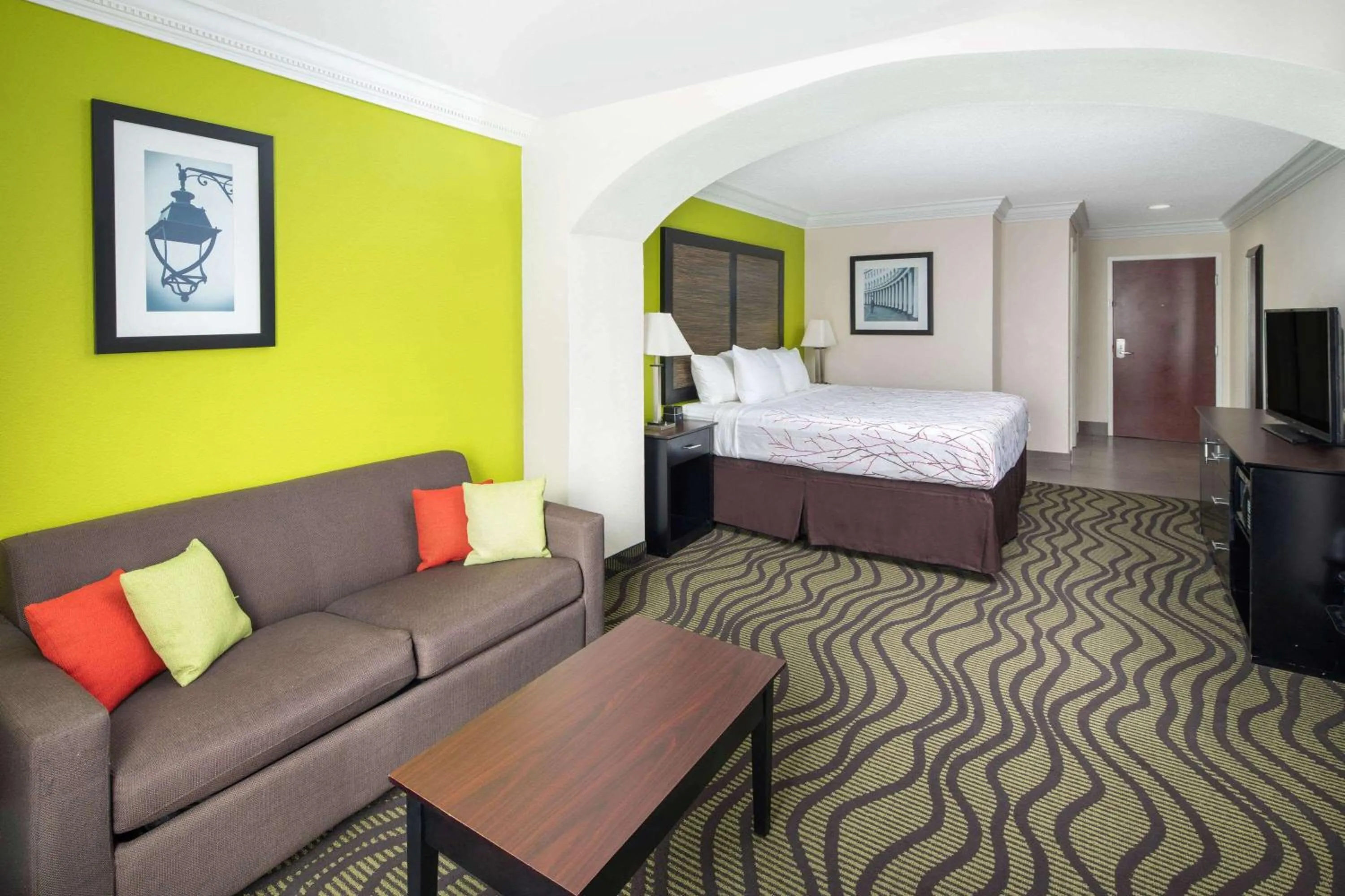 Photo of the whole room, Bed in La Quinta Inn by Wyndham Calhoun South I-75