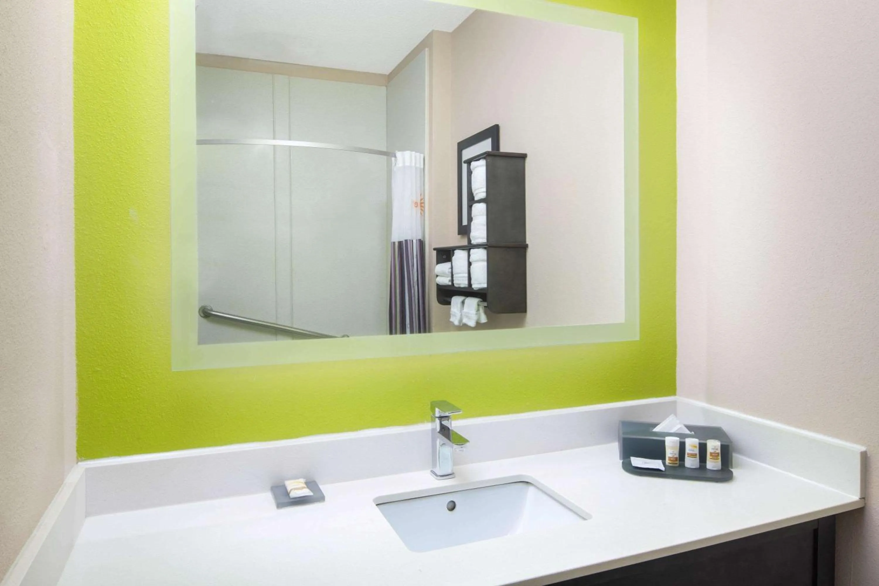 Bathroom in La Quinta Inn by Wyndham Calhoun South I-75