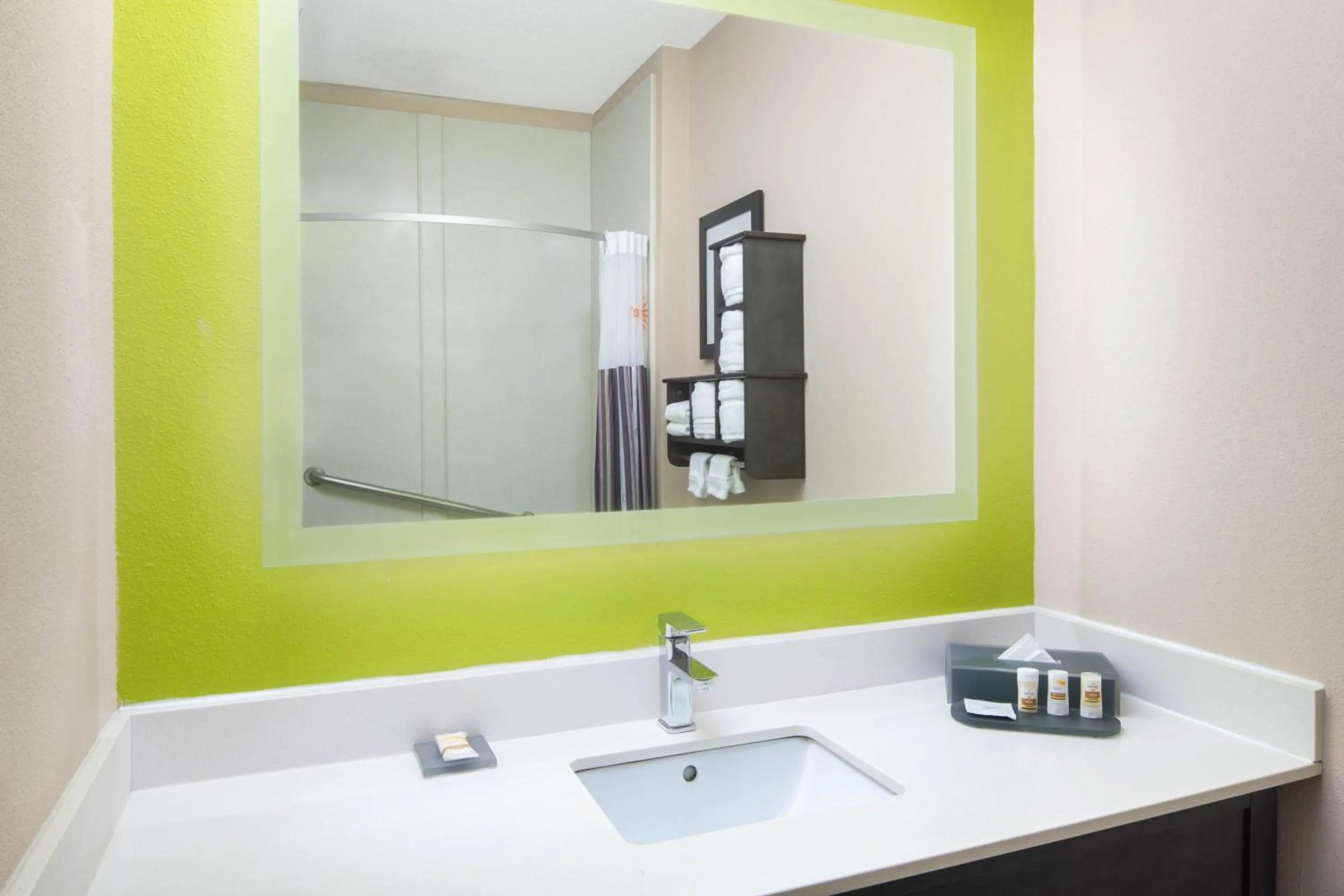 Bathroom in La Quinta Inn by Wyndham Calhoun South I-75